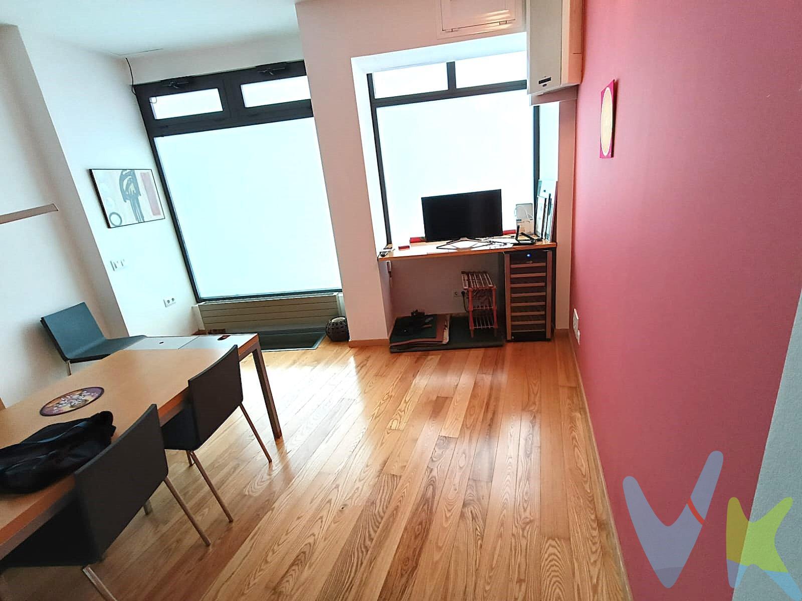 Descubre este impresionante loft ubicado en la emblemática Calle Amaniel, en pleno corazón de Madrid. Este espacio comercial cuenta con una superficie total de 130 m² y una útil de 90 m², ofreciendo un ambiente ideal tanto para vivir como para establecer tu negocio. La propiedad se encuentra en buen estado de conservación y disfruta de orientación oeste que proporciona luz natural durante gran parte del día. El loft es  exterior lo que maximiza sus posibilidades comerciales o residenciales. Además, su ubicación privilegiada garantiza fácil acceso a transporte público gracias a las paradas cercanas de autobuses y metro; también está rodeado por colegios e instalaciones convenientes que enriquecen la zona. Inversión perfecta si buscas versatilidad entre confort residencial y oportunidades comerciales. Impuestos no incluidos en el precio.
