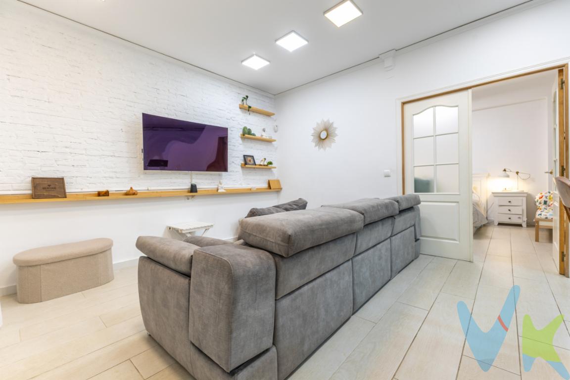  Se vende inmueble de 113,44 m²  en Sagunto. Propiedad que combina vivienda y local comercial, ideal para vivir y trabajar en el mismo espacio o como inversión.La vivienda dispone de 1 habitación, 1 aseo, salon comedor, cocina office y trastero en la terraza, con una distribución funcional. El local ofrece espacio para actividad comercial en una zona con encanto.El local comercial dispone de zona de tienda, oficina, aseo y cuarto trastero (habitación), ideal para negocio o actividad profesional.Ubicación excelente, junto al Mercado Municipal, Plaza Cronista Chabret y el Ayuntamiento, con todos los servicios alrededor y buena conexión con transporte público.👉Visite el reportaje fotográfico, el tour virtual, el vídeo y los planos disponibles* para conocer todos los detalles.El precio del inmueble no incluye los honorarios de la agencia que ascienden al 3% del precio final del inmueble, (con un mínimo de 3.000EUR), ni los gastos de notaría y registro de la propiedad (que están sujetos a aranceles y varían dependiendo del precio de escrituración), ni los impuestos (que en la Comunitat Valenciana varían dependiendo del precio del inmueble y de las características personales del comprador).Por mandato expreso del propietario, comercializamos este inmueble en exclusiva, por lo que garantizamos un servicio de calidad, un trato fácil, sencillo y sin interferencias de terceros. Por este motivo, se ruega no molestar al propietario, a los ocupantes de la propiedad, a los vecinos, o conserjes del edificio o urbanización si los hubiera. Muchas gracias por su comprensión. La oferta está sujeta a cambios de precio o retirada del mercado sin previo aviso. Este anuncio en su conjunto, incluyendo textos, fotos, imágenes o cualquier otro contenido del mismo, no es vinculante dado que la información es ofrecida por terceros y puede contener errores. Se muestra a título informativo y no contractual.Este inmueble se vende en cuerpo cierto y las medidas expuestas en el anuncio son aproximadas.Agencia Registrada con el N.º 1844 en el Registro Obligatorio de Agentes Inmobiliarios de la Comunidad Valenciana. Puede consultar en la web de la GVA.