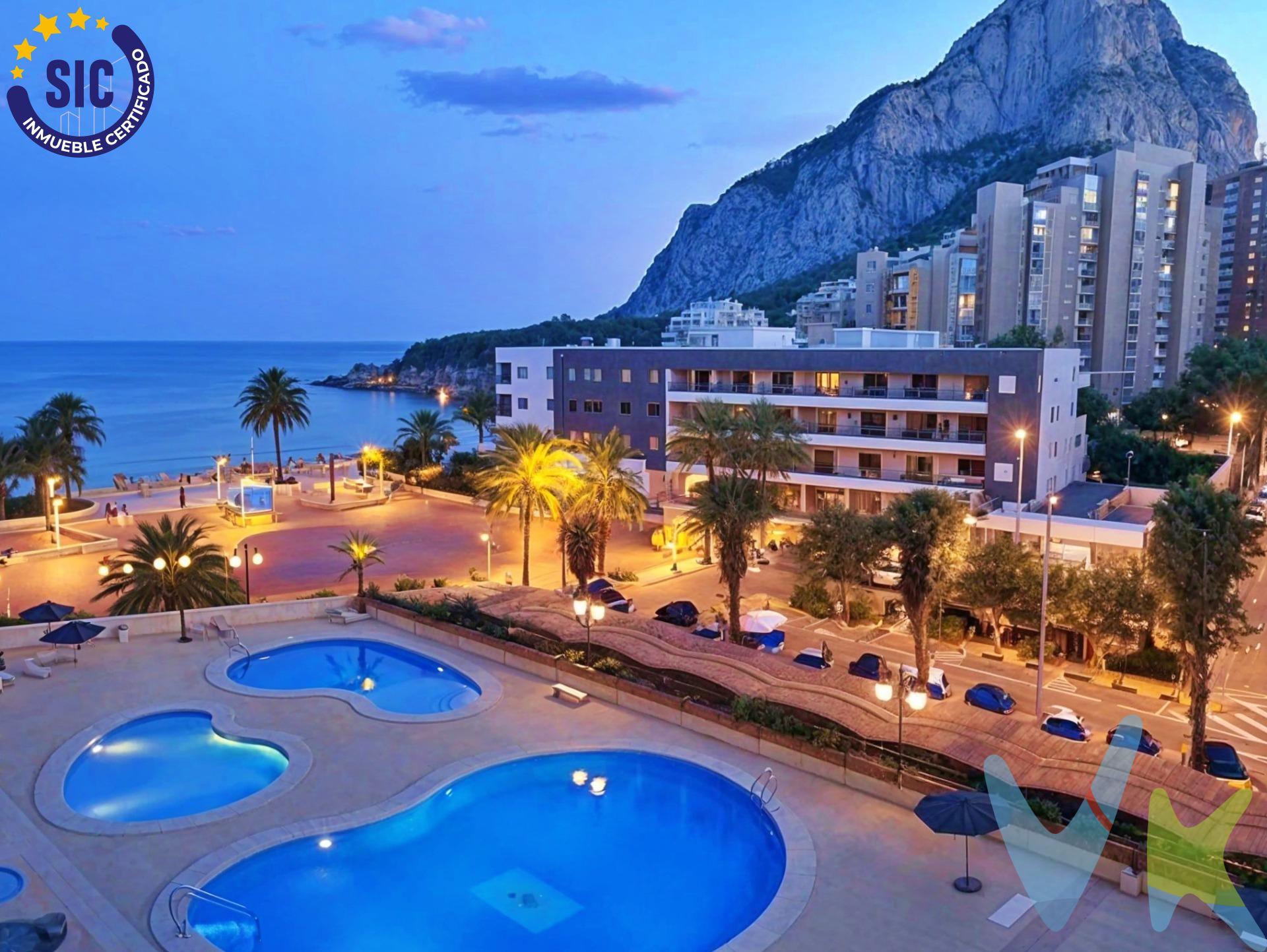 ¿Te imaginas despertar cada mañana con el azul infinito del mar inundando tu mirada?. Este acogedor apartamento de 1 dormitorio, situado en una cotizada 8va planta en pleno paseo marítimo del emblemático Edificio Zafiro, es la oportunidad perfecta para quienes buscan una inversión sumamente líquida o una segunda residencia donde desconectar del mundo. Una terraza y un solárium abiertos a las sensaciones. El verdadero corazón de esta propiedad reside en su maravillosa terraza privada en primera línea de playa y en sus exclusivas zonas comunes, espacios diseñados minuciosamente para cautivar todos tus sentidos:. Hacia el interior, la vivienda fluye con total armonía y practicidad:. Zona de día: Un salón-comedor inundado de luz natural que se fusiona de manera fluida con una cocina abierta, optimizando cada metro cuadrado para crear un ambiente diatano, cómodo e ideal para compartir momentos. Zona de descanso: El dormitorio principal invita al descanso y a la calma profunda, equipado con una amplia cama de 150 cm, armario empotrado y una práctica cómoda de almacenaje. Funcionalidad total: Dispone de un baño completo equipado con plato de ducha y lavadora de carga superior. Todo ello ubicado en un complejo dotado de ascensor, lo que te garantiza la máxima comodidad en tus idas y venidas a la playa. Siente el Mediterráneo. Escucha el rumor del mar. Contempla la belleza del Peñón. Tu próximo oasis en la Costa Blanca está listo para recibirte. Contacta con nosotros hoy mismo, agenda tu visita y ven a sumergirte en tu nuevo estilo de vida. VENTA:. PVP 319.000€. Gastos e impuestos no incluidos en el precio. La compra conlleva impuestos y gastos de formalización para el comprador. A título orientativo se informa que en segundas transmisiones el ITP con carácter general en Valencia es del 9%, pudiendo existir otros tipos impositivos atendiendo a las circunstancias personales del comprador u otras circunstancias previstas legalmente. Base imponible del impuesto el mayor valor entre el precio de compraventa, la tasación o el valor de referencia catastral. En cuanto a los gastos de notaría y registro, en su caso, suelen oscilar aprox. entre 1,5% y 2,5% (aranceles variables según precio, n.º de copias y complejidad). El comprador elige notario. Si el comprador precisase de hipoteca: tasación, condiciones y costes bancarios serán según entidad elegida por el comprador, así como los gastos de gestoría, y cualesquiera otros gastos inherentes a la formalización de la compraventa que legalmente correspondan a la parte compradora, salvo pacto expreso en contrario con el vendedor. El consumidor tiene, conforme a la normativa vigente, a su disposición información y documentación adicional relativa al inmueble y condiciones de la compraventa, que podrá ser consultada en C/Joaquín Costa 4, bajo 46005 Valencia o urbe2@remax.es. Honorarios de mediación inmobiliaria a cargo del COMPRADOR: (3% del precio final de venta más IVA (21%), salvo otro pacto.); y de VENDEDOR (según acuerdo con el mismo). Se informa al consumidor que la agencia actúa como intermediaria inmobiliaria en la operación, estando cualquier eventual compraventa y sus condiciones sujeta a la aceptación expresa del propietario-vendedor y a la posterior formalización del correspondiente contrato.
