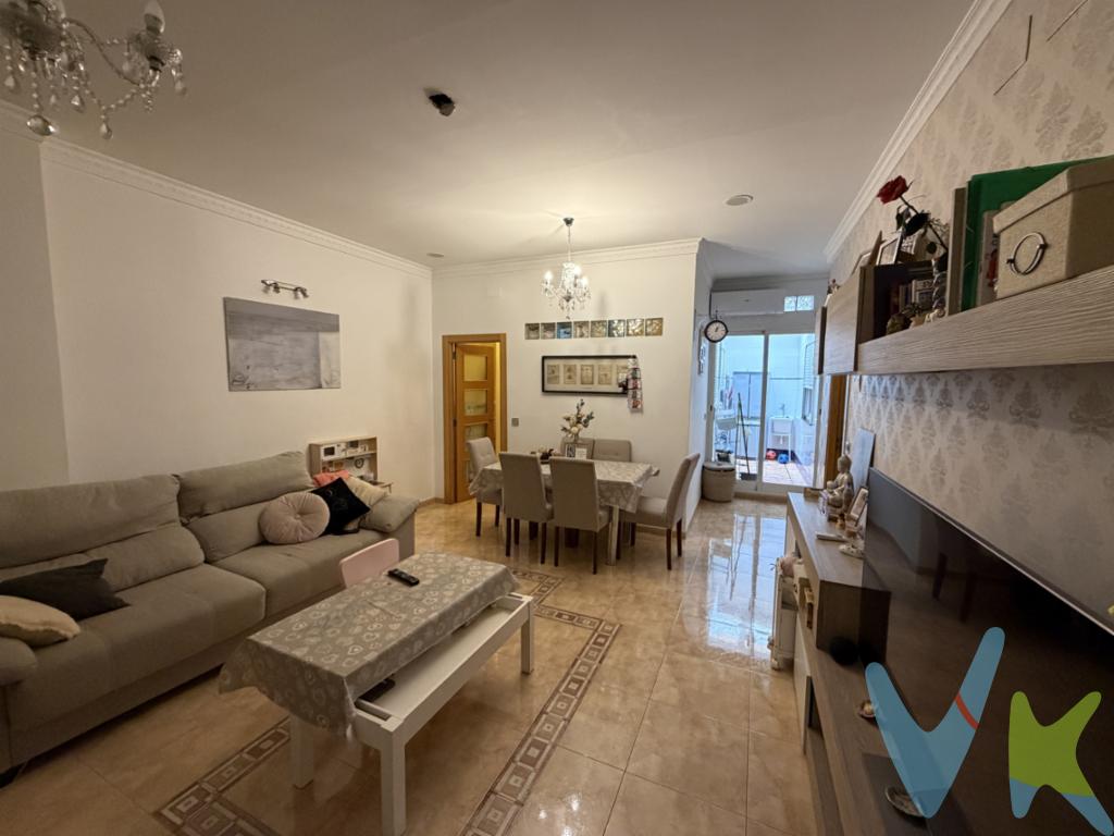 Estupenda vivienda unifamiliar situada en zona céntrica y tranquila. Distribuida en dos plantas independientes. En planta baja: garaje con persiana motorizada, y vivienda compuesta por  salón comedor, cocina independiente, dos baños, patio de luces y tres dormitorios (el principal con baño), split de aire acondicionado  en comedor. En la planta primera encontramos una amplia vivienda, compuesta por cocina independiente  con galería, salón comedor, tres dormitorios dobles (el principal con baño), y una espectacular terraza a la que se accede desde el comedor y la cocina, cuenta con instalación de calefacción por radiadores. Carpintería de aluminio con climalit. Escalera chapada y con hueco para instalación de ascensor. En la terraza superior disponemos de una zona abuhardillada ideal para almacén.Gastos, impuestos y honorarios de Agencia no incluidos en el precio.