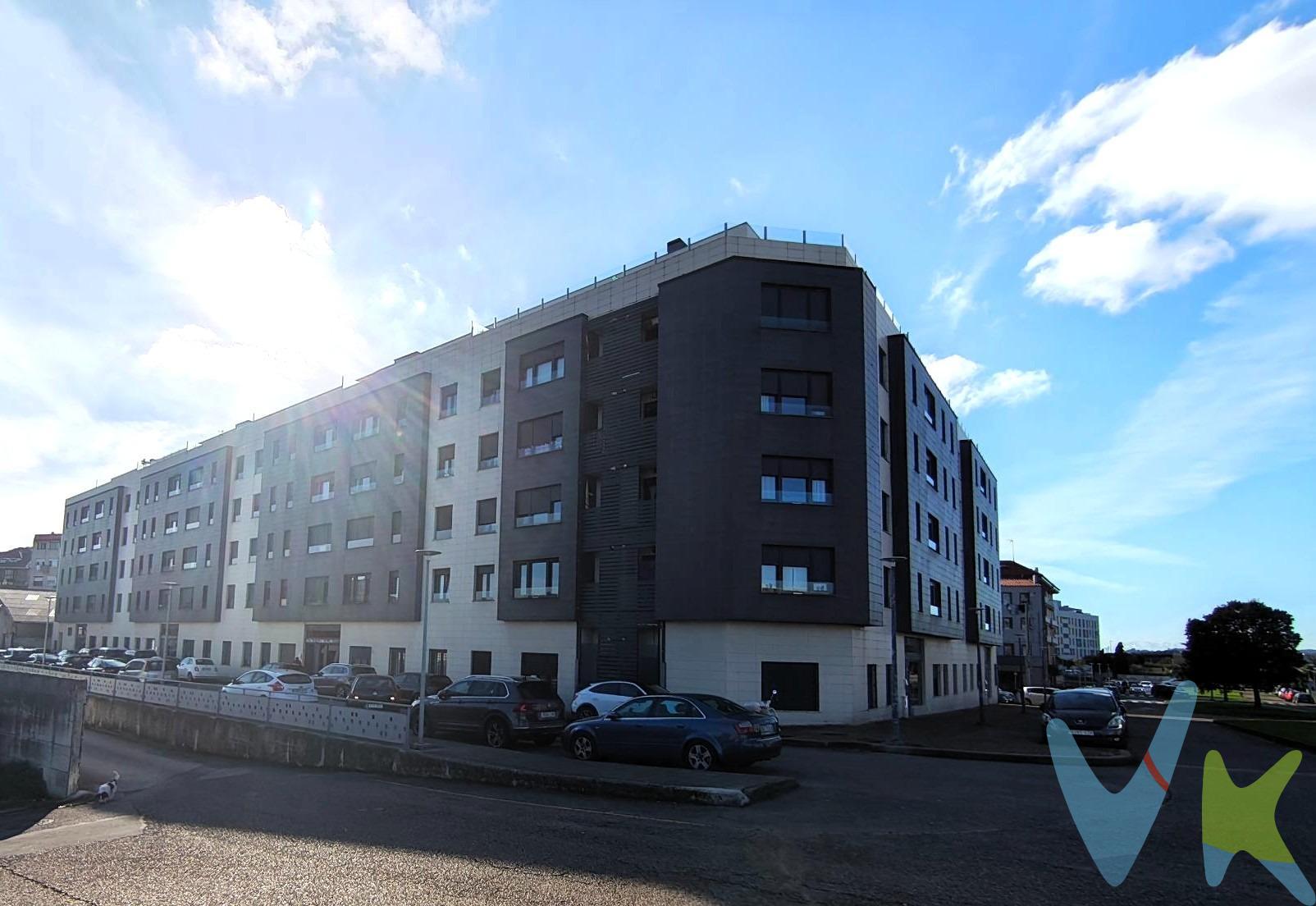 Se vende estupendo piso en edificio del año 2011, con una distribución muy cómoda y estancias amplias que aportan sensación de espacio y confort. Vivienda en estado impecable, lista para entrar a vivir. La vivienda se distribuye en un hall recibidor con armario empotrado, un amplio y luminoso salón-comedor con gran ventanal, dos dormitorios de buen tamaño (el principal con un gran armario empotrado), y dos baños completos, uno con bañera y otro con plato de ducha. La cocina, de forma cuadrada y generosas dimensiones, resulta muy funcional y cómoda. Situado en una cuarta planta, disfruta de mucha luz natural gracias a su orientación Este. Ubicado en la zona de La Albericia, con excelentes comunicaciones mediante transporte público y rodeado de todo tipo de servicios: comercios, supermercados, farmacia, bares, instituto... Dentro del precio esta incluida una plaza de garaje y un trastero. ¿A que esperas para llamarnos? estamos seguro que nada mas pisar esta vivienda te imaginaras viviendo en ella. Es importante tener en cuenta que los impuestos, gastos de notaría y registro no están incluidos en el precio.