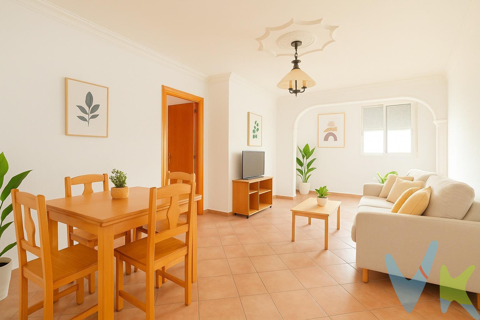 🏡 TU PRÓXIMO HOGAR, DONDE EMPIEZAN NUEVOS PROYECTOS !!. Si estás buscando un piso con personalidad, bien distribuido y con mucho potencial… ¡esta puede ser tu oportunidad!. Te presentamos esta vivienda de origen, ideal para quienes sueñan con renovar a su gusto y transformar cada rincón en un espacio único y personal. Con una distribución funcional y estancias amplias, ofrece la base perfecta para diseñar el hogar que siempre has imaginado. ✨ Distribución cómoda y con posibilidades. ✔ Cocina independiente con zona de comedor diario. ✔ Salón comedor luminoso y amplio. ✔ Baño completo con bañera. ✔ Detalles clásicos y estructura sólida. La vivienda conserva su estado original, lo que permite a los más creativos dar rienda suelta a sus ideas y adaptarla totalmente a su estilo de vida. Un proyecto perfecto tanto para vivir como para invertir. Ubicada en una zona tranquila y bien comunicada, rodeada de servicios, comercios y con acceso rápido a transporte. 🔑 Una vivienda que espera a ser redescubierta. ¡Ven a conocerla y descubre todo lo que puedes hacer con ella!. Se informa al cliente que los gastos notariales, registrales, ITP, honorarios de la agencia y otros gastos inherentes a la compraventa no están incluidos en el precio. Los vehículos y mobiliario que pudieran aparecer en las imágenes, tampoco están incluidos en el precio de compra. Informamos a los clientes que algunas imágenes están creada con inteligencia artificial. A su vez, disponemos del documento informativo abreviado de la propiedad (según decreto 218/2005, del 11 de octubre) y de seguro de caución, para la protección del dinero entregado como señal para la reserva de una vivienda.