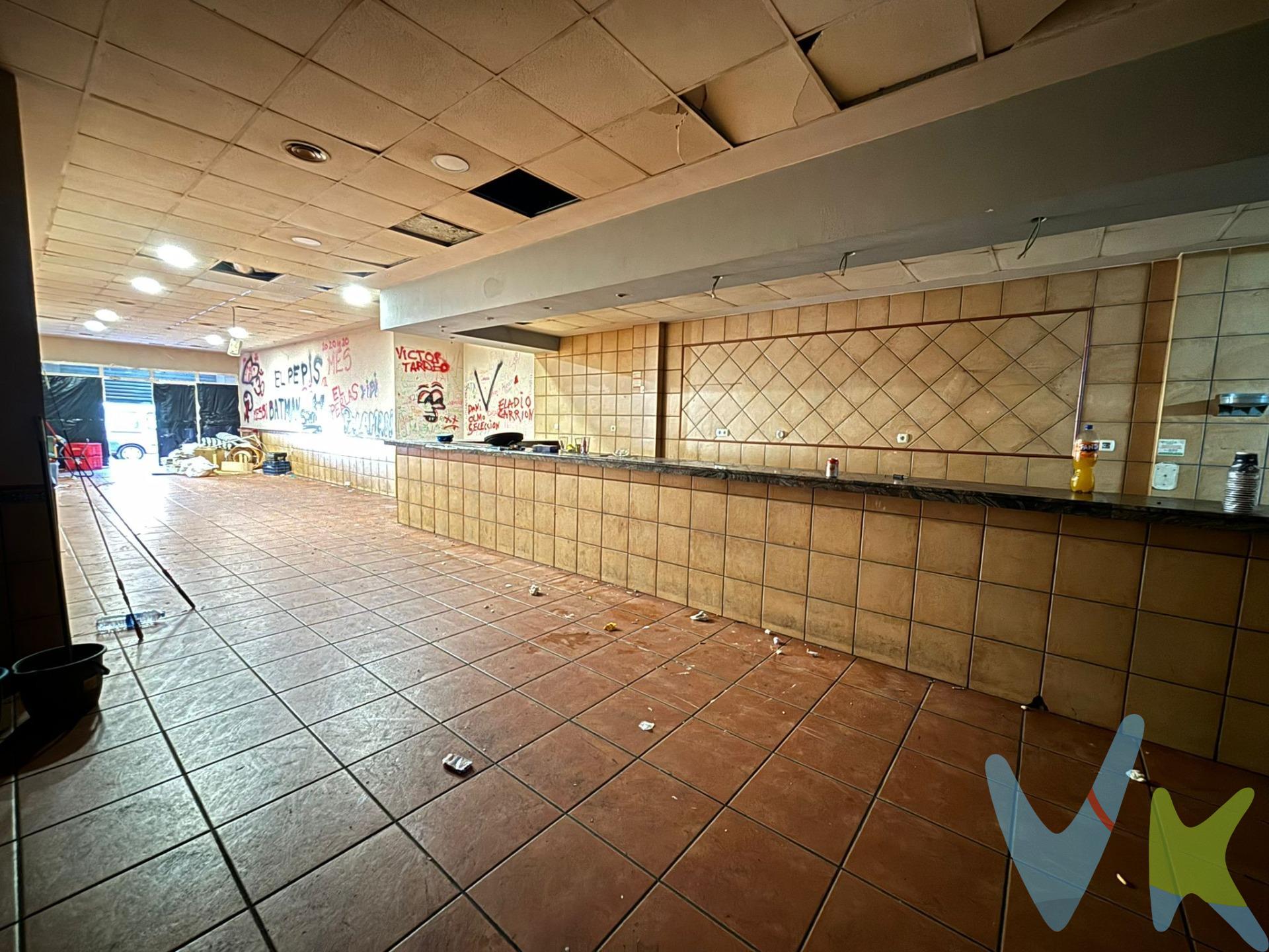 ¡Gran oportunidad en el centro de Nules! Se venden dos locales comerciales totalmente independientes, ubicados en una zona céntrica y de paso, lo que garantiza visibilidad y un flujo constante de potenciales clientes. Ambos locales tienen mucho potencial y ofrecen diversas opciones según las necesidades del comprador. Características:. Local 1 (139 m²): Ideal para negocio de cualquier tipo, con una excelente ubicación y mucha visibilidad. Precio: 95.000 €. Local 2 (138 m²): Espacio independiente y versátil, con posibilidades de adaptación a diversas actividades. Precio: 84.000 €. Otras consideraciones:. Segregación de los locales: Los dos locales, actualmente unidos, pueden ser segregados de acuerdo a las necesidades del comprador, permitiendo operar como espacios totalmente independientes. Posibilidad de alquiler: También existe la opción de alquilar cualquiera de los locales, con condiciones a convenir. Ambos locales tienen un gran potencial para cualquier tipo de actividad comercial, desde tiendas de retail hasta oficinas, y su ubicación estratégica en el centro de Nules los convierte en una opción atractiva para emprendedores o empresarios que buscan establecerse en una zona clave. ¡No pierdas la oportunidad de visitar y conocer más sobre estos locales!. Los Impuestos, gastos de notaría, registro de la propiedad y honorarios de inmobiliaria no incluidos en el precio publicado. INMUEBLE CERTIFICADO DESDE ASICVAL (Asoc. Inmobiliarias Com. Valenciana) POR CASATUYA (Agente Certificador Homologado). El local se encuentra en Nules población costera de 13.000 habitantes. Nules se encuentra muy bien comunicada y ubicada a poca distancia de las dos capitales de provincia, a 18 Km de Castellón de la Plana ya 55 Km. de Valencia. Con fácil accesibilidad a la vías: CV-10, la nacional 340, la autopista AP-7 y la CV-18. Además, se puede acceder por carreteras secundarias que unen la ciudad con las localidades vecinas. Ferrocarril: es un acceso cómodo tanto desde Valencia como desde Castellón, ya que la estación de RENFE se encuentra ubicada en el centro de la ciudad. Servicios de transporte: frente a la estación de ferrocarril, Nules dispone de servicios de taxi y de autobús urbano. 