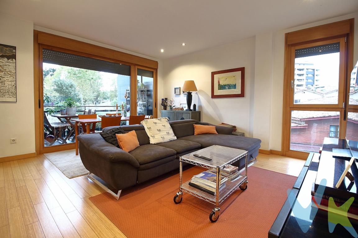 Se presenta una excepcional oportunidad de adquirir un elegante piso en Gijón  cuyo edificio obtuvo el IXI Premio Asturias de arquitectura (2008) y Plomada de Plata 2008 situado al lado de la Capilla de San Andrés de Ceares  en una de las localizaciones más demandadas de la ciudad. Este espléndido inmueble, listo para entrar a vivir que garantiza una moderna infraestructura y facilidades de primer nivel.Con una superficie construida de 78.69 metros cuadrados y útiles de 70.59 metros cuadrados, la distribución de este piso hace del espacio una ventaja significativa. Cuenta con dos confortables habitaciones diseñadas para proporcionar el máximo bienestar y privacidad, cuenta tambien con dos baños.La habitación principal  destaca por su armario empotrado de gran capacidad de almacenaje.El inmueble incluye un espacioso salón-comedor que recibe abundante luz natural con una terraza preciosa con bonitas vistas, favoreciendo un ambiente cálido y acogedor.  La cocina está equipada con moderno mobiliario.El edificio dispone de un portal espectacular con un amplio ascensor. Cuenta con amplia plaza de garaje  y un trastero ideal para solventar necesidades de almacenaje adicional que puedan surgir, manteniendo el orden y la organización dentro de la vivienda.Las áreas comunes de la propiedad destacan por su mantenimiento y belleza, incluyendo una piscina de uso comunitario que hará las delicias de grandes y pequeños, convirtiéndose en el perfecto lugar para disfrutar del verano sin salir de casa. Igualmente, la zona ajardinada que rodea el edificio ofrece un espacio ideal para pasear, relajarse o entretener a los niños de manera segura.La ubicación de esta propiedad no podría ser mejor. Con transporte público cercano u con conexiones directas.Este piso es una oportunidad única para quienes buscan una combinación de confort, modernidad y funcionalidad. Las características de esta vivienda, junto a su magnífica localización, la convierten en una inversión muy atractiva tanto para familias como para parejas jóvenes. Contamos con más de 35 años de experiencia acreditada y nuestro objetivo es garantizarle un servicio de compra humano, ético, de calidad, fácil y seguro. Nuestro equipo lo integran agentes con la titulación AIR (Agente Inmobiliario Registrado), somos CRS (Council of Residential Specialist) y API. (Agente de la Propiedad Inmobiliaria Colegiado nº248). Contamos con un seguro de Caución que nos permite garantizar el depósito de las cantidades entregadas por nuestros clientes.Te ayudamos con la financiación con las mejores condiciones hipotecarias hasta el 100%.Consulte en nuestras reseñas de Google lo que opinan los clientes que ya han trabajado con nosotros.Contacta hoy mismo para concertar una visita. No dejes pasar esta oportunidad de adquirir el hogar de tus sueños en una de las ciudades más atractivas y pujantes del norte de España. Estamos convencidos de que te encantará. ¡Esperamos verte pronto!Gastos e impuestos no incluidos en el precio. A título orientativo, en segundas transmisiones, el comprador abonará el Impuesto sobre Transmisiones Patrimoniales (ITP). Para consultar los porcentajes del ITP en Asturias puede hacerlo a través de la web oficial de servicios tributarios del Principado de Asturias https://sede.tributasenasturias.es/sites/sede/default/es_ES/Que-quieres-hacer/Transmisiones-Patrimoniales-y-AJD. La base imponible será el mayor valor entre precio de compraventa, tasación o valor de referencia catastral. Gastos de notaría y registro según aranceles variables según precio, número de copias y complejidad.El comprador escoge libremente notario. El vendedor asume la plusvalía y el resto de gastos son del comprador. Si se precisa hipoteca: Tasación, condiciones y costes bancarios según entidad elegida por el comprador; así como los gastos de gestoría y cualesquiera otros inherentes a la formalización de la compraventa. De acuerdo con la ley, no se incluyen en el precio otros gastos o tributos que legalmente correspondan al comprador. Honorarios de intermediación inmobiliaria a cargo del vendedor y honorarios de mediación inmobiliaria del 2% más I.V.A. a cargo del comprador.El consumidor tiene derecho, conforme a la normativa vigente, a disponer de información y documentación adicional relativa al inmueble y condiciones de la compraventa, accesible en la sede física de la Agencia Domingo en Avenida Hermanos Felgueroso 1 o Marqués de casa Valdés 7 bajo, de Gijón, o a través del correo electrónico info@agenciadomingo.com. La agencia actúa exclusivamente como intermediaria en la operación. Cualquier compraventa y sus condiciones quedan sujetas en todo caso a la aceptación expresa del vendedor del inmueble y a la posterior formalización del correspondiente contrato. El presente anuncio tiene carácter meramente informativo; la información suministrada se corresponde con la disponible a la fecha de publicación, pudiendo variar en función de las circunstancias o actualizaciones legales, contractuales y fiscales.