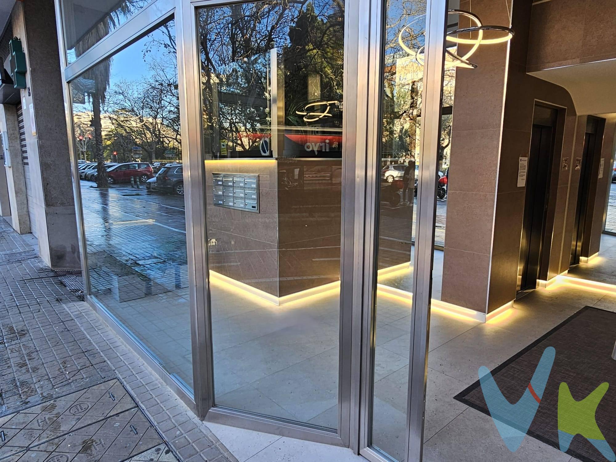 En la misma Avda. Blasco Ibáñez, número 18, RACASA MARVÁ comercializa en exclusiva un inmueble que, actualmente consta de 442 m2 destinado a oficinas. Se vende como OFICINA, o como DOS ó TRES VIVIENDAS que pueden construirse realizando el cambio de uso que puede hacerse en cualquier momento. Por lo tanto, si estás interesados EN OBRA NUEVA y comprar de UNO a TRES pisos en una de las mejores zonas de Valencia, esta es tu oportunidad. En las fotos adjuntamos una distribución posible, constatada legalmente, en la cual quedan DOS PISOS, siendo solo una idea para que puedas imaginarte la vivienda de tus sueños en Pla del Remei. El inmueble consta de TRES accesos independientes, tiene UNA plaza de garaje y es ideal como INVERSIÓN o para tener cerca a los familiares más cercanos para cuidarlos, o que nos cuiden en el futuro. Oportunidad ÚNICA DE TENER OBRA NUEVA en zona VIVEROS, entre las Universidad Europea y otras oficiales, Hospitales Clínico y Quirón, más todos los servicios que puedas imaginarte. El edificio tiene zaguán nuevo, no tiene Conserje y los ascensores están a cota cera, por lo que la accesibilidad es inmejorable. Si quieres más información, llámanos, ampliamos la información que necesites u organizarmos una visita. La oferta está sujeta a cambios de precio o retirada del mercado sin previo aviso. Este anuncio en su conjunto, incluyendo textos, fotos, imágenes o cualquier otro contenido del mismo, no es vinculante dado que la información es ofrecida por terceros y puede contener errores. Se muestra a título informativo y no contractual.. Número de Registro de Agentes de Intermediación Inmobiliaria de la Comunidad Valenciana: RAICV-3991. El precio no incluye lo siguiente: honorarios de la agencia inmobiliaria, impuestos (IVA, ITP) y otros gastos de la Compraventa (notaria, gestoría y registro). Por mandato expreso del propietario, comercializamos este inmueble en exclusiva, lo que le garantiza el acceso a toda la información, a un servicio de calidad, un trato fácil, sencillo y sin interferencias de terceros. Por este motivo, se ruega no molestar al propietario, a los ocupantes de la propiedad o a los vecinos. Muchas gracias por tu comprensión. Si eres agente inmobiliario y tienes un cliente para este inmueble, llámanos: estaremos encantados de colaborar.