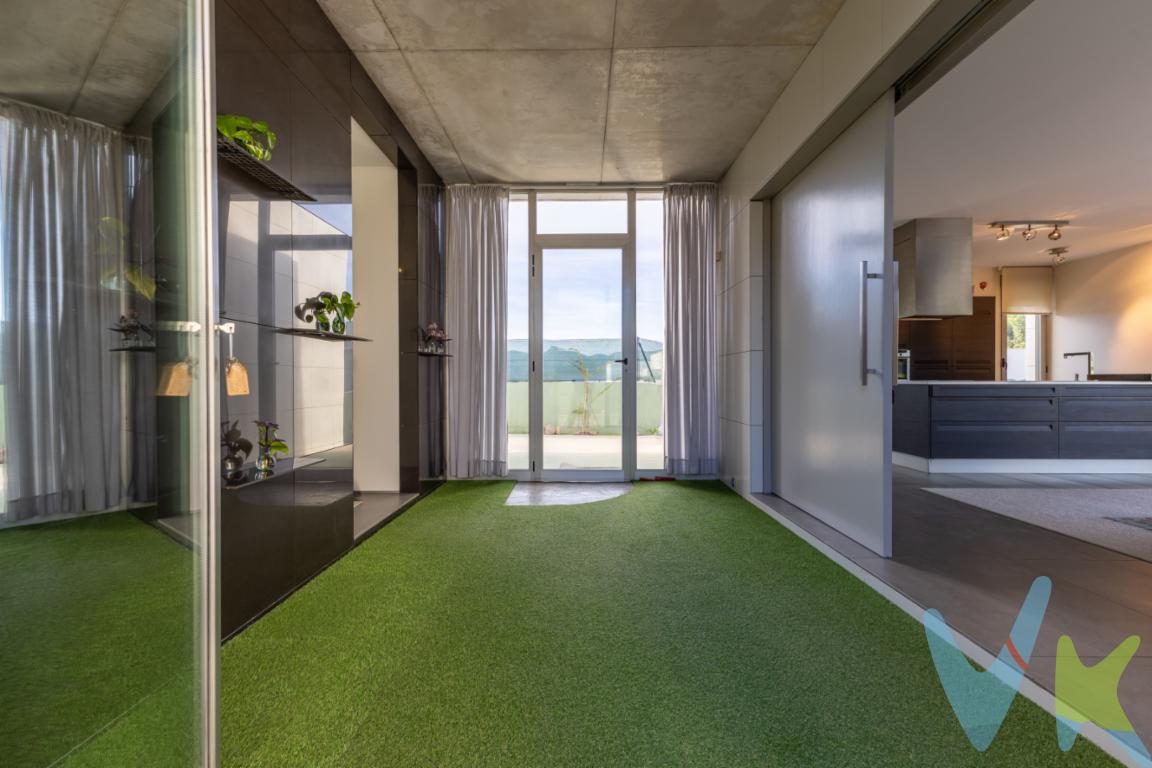  Se presenta una magnífica oportunidad para adquirir una espléndida casa independiente en venta, situada en la encantadora localidad de Albalat dels Tarongers. Esta propiedad, construida en el año 2008, ofrece un entorno de confort y modernidad que la convierte en el hogar ideal para quienes buscan tranquilidad y un estilo de vida excepcional.La vivienda cuenta con un total de 173.2 metros cuadrados construidos y 152.65 metros útiles, distribuidos de manera óptima para garantizar el máximo aprovechamiento del espacio y confort. Al entrar en la casa, se sentirá inmediatamente acogido por su ambiente espacioso y bien iluminado, que invita a disfrutar de cada momento en familia o con amigos. Los acabados contemporáneos y la decoración cuidada a detalle ofrecen una sensación de bienestar y sofisticación.Dispone de tres amplias habitaciones, cada una de ellas pensada para ofrecer el máximo confort y descanso. La calidad de sus materiales y el gusto en la elección de mobiliario y electrodomésticos aseguran que cada espacio cumple con las más altas expectativas de funcionalidad y estética. Asimismo, el luminoso salón invita a disfrutar de momentos de esparcimiento, con sus generosos ventanales que permiten la entrada de luz natural, creando un ambiente cálido y acogedor.La cocina, totalmente equipada con modernos electrodomésticos, es un espacio donde la funcionalidad y el diseño se combinan de manera perfecta. Su disposición práctica y cómoda facilita la preparación de deliciosas comidas y se convierte en un lugar de reunión familiar por excelencia.En el exterior, la propiedad cuenta con una impresionante zona ajardinada, cuidadosamente mantenida para ofrecer un entorno de relajación y disfrute. Un oasis de tranquilidad donde podrá disfrutar de momentos inolvidables al aire libre. La presencia de una piscina privada añade un toque de lujo y distinción, convirtiéndose en el lugar perfecto para refrescarse en los días cálidos de verano y para organizar reuniones inolvidables con amigos y familiares.Además, la propiedad incluye un trastero que proporciona un valioso espacio de almacenamiento adicional, manteniendo así todas las áreas de la casa perfectamente ordenadas y libres de desorden. Esta característica es especialmente apreciada por quienes valoran el orden y la practicidad en su día a día.La seguridad y privacidad están garantizadas, gracias a que la finca está completamente cerrada, lo que permite disfrutar del hogar con absoluta tranquilidad. La ubicación en Albalat dels Tarongers añade valor a esta oferta, ya que se encuentra en un entorno sereno pero con fácil acceso a servicios esenciales y comunicaciones, asegurando así que no solo adquiere un hogar, sino también un estilo de vida cómodo y apacible.Esta maravillosa propiedad, lista para entrar a vivir, representa una rara oportunidad en el mercado inmobiliario actual. No pierda la ocasión de visitar y comprobar por sí mismo las excelencias que esta casa tiene para ofrecer. Su nuevo hogar le espera con los brazos abiertos, combinando lujo, comodidad y una calidad de vida inigualable.El precio indicado no incluye gastos ni otros conceptos. A tal efecto, se informa que al referido precio habrá que añadirle los gastos propios de la transmisión inmobiliaria, entre los que cabe enumerar los siguientes: honorarios notariales, impuesto al que se encuentre sujeta la transmisión (Impuesto sobre el Valor Añadido o Impuesto sobre Transmisiones Patrimoniales ), gastos de inscripción en el Registro de la Propiedad y honorarios de intermediación de la agencia inmobiliaria.Por mandato expreso del propietario, comercializamos este inmueble en exclusiva, por lo que garantizamos un servicio de calidad, un trato fácil, sencillo y sin interferencias de terceros. Por este motivo, se ruega no molestar al propietario, a los ocupantes de la propiedad, a los vecinos, o conserjes del edificio o urbanización si los hubiera. Muchas gracias por su comprensión. La oferta está sujeta a cambios de precio o retirada del mercado sin previo aviso. Este anuncio en su conjunto, incluyendo textos, fotos, imágenes o cualquier otro contenido del mismo, no es vinculante dado que la información es ofrecida por terceros y puede contener errores. Se muestra a título informativo y no contractual.Este inmueble se vende en cuerpo cierto y las medidas expuestas en el anuncio son aproximadas.Agencia Registrada con el N.º 1844 en el Registro Obligatorio de Agentes Inmobiliarios de la Comunidad Valenciana. Puede consultar en la web de la GVA. 