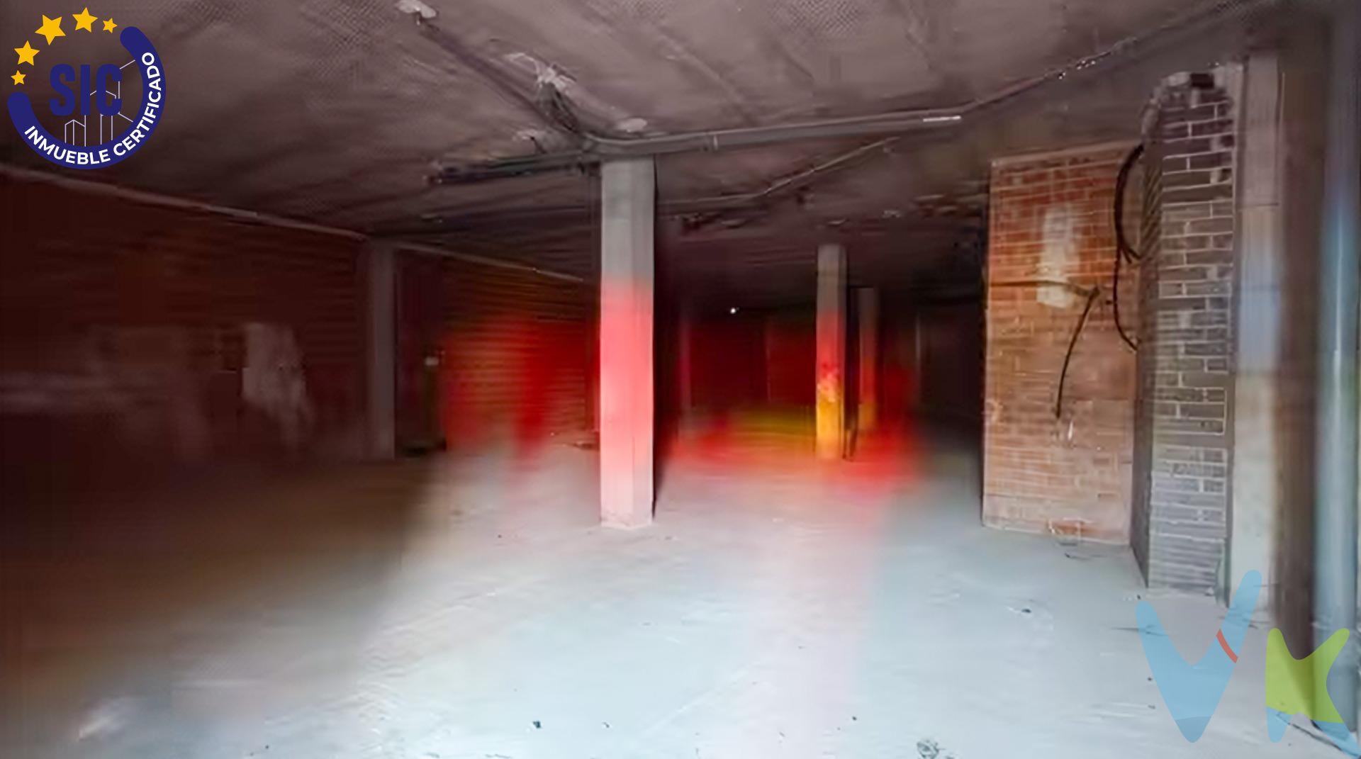 Local comercial en Castellón de la Plana – Amplio y bien ubicado. Se ofrece local comercial de origen con 308 m² construidos, situado en una zona céntrica de Castellón de la Plana, con gran visibilidad y múltiples posibilidades de adaptación. 🔹 Características principales:. 308 m² construidos con excelente distribución. Ubicación estratégica y muy céntrica. Próximo a centro comercial, colegio, estación de tren y paradas de bus, garantizando un flujo constante de personas. Local de origen, ideal para personalizar según la actividad. 📍 Una oportunidad única para emprendedores e inversores que buscan un espacio versátil en una de las mejores zonas de Castellón. 📞 Contacta para más información o para concertar una visita.