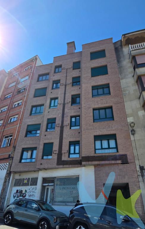  Se ofrece una magnífica oportunidad para adquirir un acogedor piso en venta en la hermosa ciudad de Oviedo, específicamente en la encantadora zona de la Ería. Cuenta con una superficie útil de 42.27 metros cuadrados, sumando un total de 50 metros construidos, lo que refleja un uso eficiente del espacio y una distribución funcional que aprovecha cada rincón de la vivienda.Situado en la cuarta planta de un edificio moderno edificado en el año 2005, el piso se beneficia de una buena cantidad de luz natural, amplias vistas al parque Juan Mata, campo de fútbol y el Naranco. Esta propiedad es perfecta para quienes desean disfrutar de las vistas más elevadas de la ciudad sin sacrificar facilidad de acceso. El piso dispone de una cómoda habitación, baño, salón y cocina independiente La zona de estar es espaciosa, adecuada para recibir visitas o relajarse, haciendo del espacio un lugar versátil que se adapta a diversas necesidades.Su cercanía a  a la zona de univesidades, hace que comprar éste inmueble para alquilar, sea una opción inmejorable a efectos de rentabilidad.