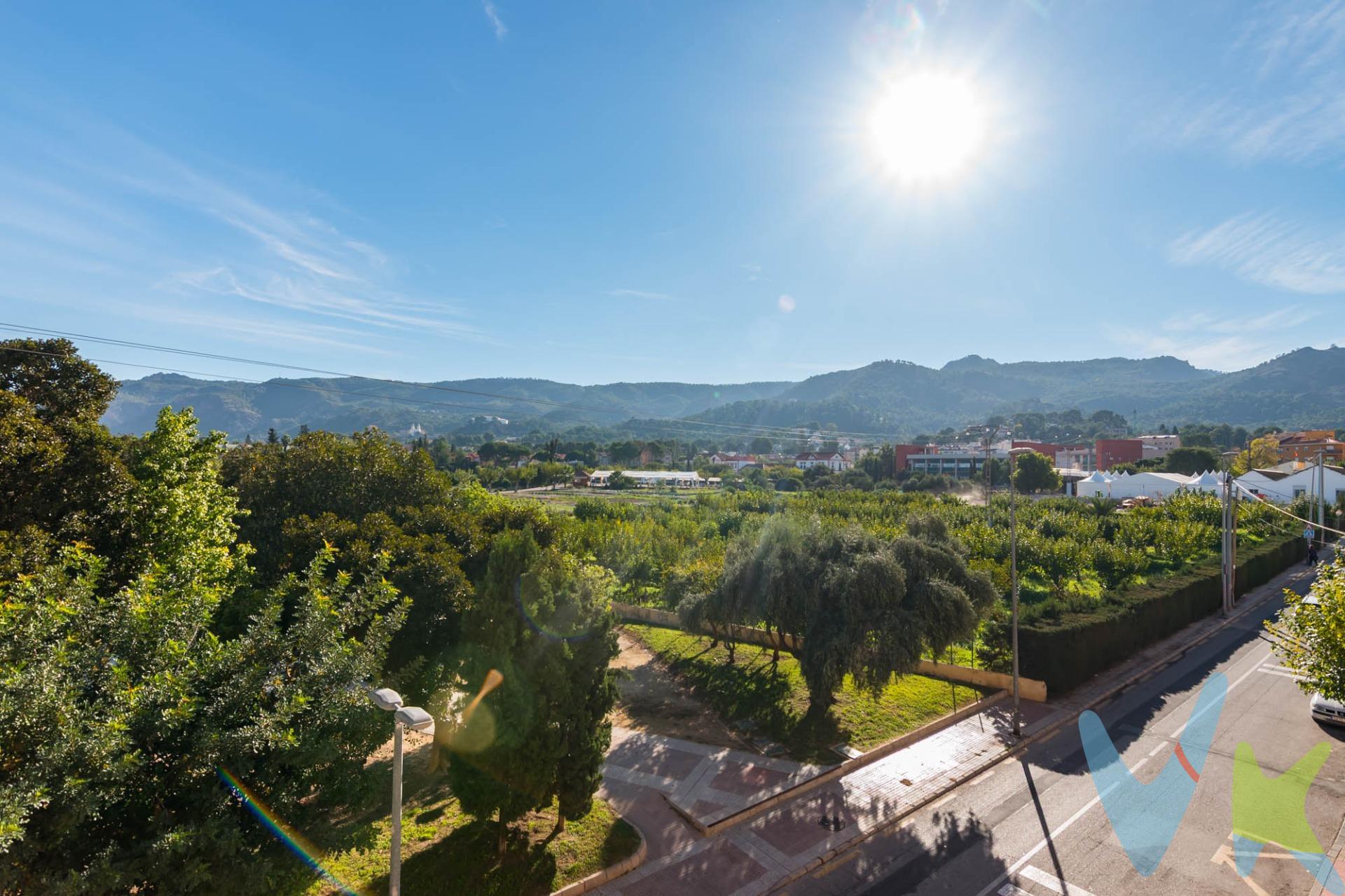 Crea el hogar que siempre has soñado.......Si te gustaría vivir con estas vistas, te presentamos este espléndido piso de 176 m² en uno de los mejores entornos de La Alberca (Murcia), a un paso del monte y con orientación que ofrece luz y vistas panorámicas. La vivienda fue reformada hace pocos años y conserva un diseño moderno y práctico: suelos de tarima que aportan calidez, estancias amplias y distribución pensada para el confort familiar. Distribución: amplio hall de entrada, salón-comedor muy luminoso con vistas despejadas al jardín frontal (espacio protegido sin posibilidad de edificación delante), cocina independiente con zona para comer, cuatro dormitorios —dos de ellos con gran capacidad— y dos baños completos. La plaza de garaje incluida facilita el día a día. Ideal para quien busca una vivienda espaciosa, lista para entrar a vivir, con privacidad y contacto con la naturaleza sin renunciar a la comodidad urbana. No esperes más y solicítanos una visita para conocerla mejor. Cuando te pongas en contacto con nosotros te informaremos de los gastos que no están incluidos en el precio, gastos de compraventa y honorarios de agencia y te ayudaremos para que tu proceso de compra con nosotros se convierta en un #Calma: Estado ideal de tranquilidad que tendrás al comprar tu casa con nosotros. Por último, te vamos a contar una cosa: Los propietarios han confiado en nosotros y nos han contratado en exclusiva para que les ayudemos a vender uno de sus bienes más preciados, su casa, su hogar. Esto para ti, como comprador, será una garantía ya que tendrás acceso a un servicio de calidad, un trato fácil, sencillo y sin interferencias de terceros. Por eso, te vamos a pedir un favor, habla con nosotros, no los molestes, te vamos a ayudar en caso de interés en todo el proceso y te vamos a facilitar toda la documentación e información que precises. Como ya te habíamos dicho, ¡Un servicio de calidad!.