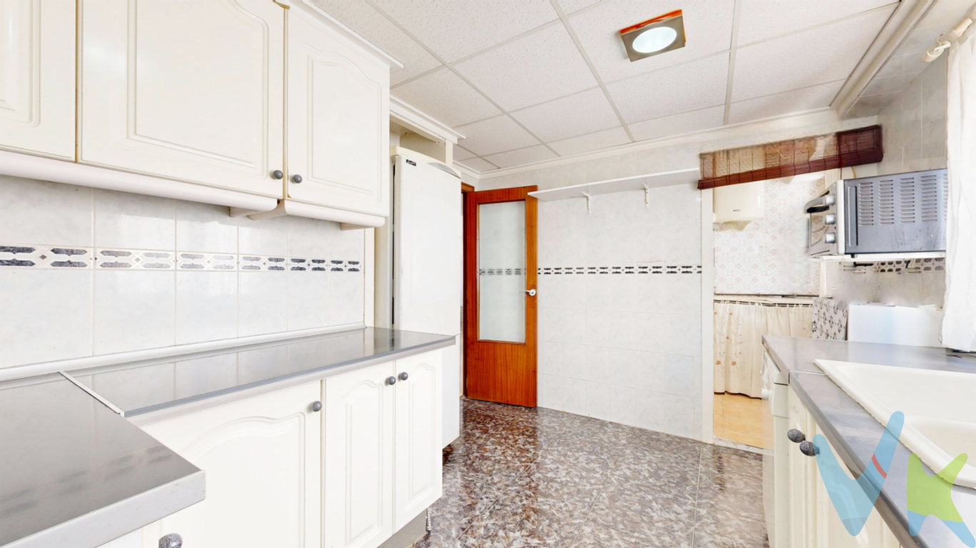 Se vende piso ubicado en la avenida principal de Beniparrell, con fácil acceso a los servicios y comercios de la población.La vivienda de 82 m² dispone de tres dormitorios, un baño completo con ducha y bañera, cocina independiente con galería y amplio salón. La vivienda cuenta con armarios empotrados, suelo de parqué y gres, paredes lisas, dispone de ventanas de aluminio con doble acristalamiento tipo Climalit?EUR?. Cuenta además con acceso a una amplia terraza comunitaria en la parte superior del edificio. Al ser una zona no utilizada por el resto de vecinos, ofrece un espacio tranquilo para disfrutar del aire libre, tender la ropa o realizar distintas actividades cotidianas.Su ubicación en una de las principales vías de la población la convierte en una alternativa práctica tanto para vivienda habitual como para inversión.Para más información o concertar una visita, no dude en ponerse en contacto con nosotros, le acompañaremos en todo el proceso de compra.Si tienes que vender antes tu vivienda, llámanos y te asesoramos cómo hacerlo para además tener los mínimos gastos posibles y todas las garantías.Agencia Registrada con el nº00516 en el Registro Obligatorio de Agentes Inmobiliarios de la Comunidad ValencianaPor mandato expreso del propietario, COMERCIALIZAMOS ESTE INMUEBLE EN EXCLUSIVA, lo que le garantiza el acceso a toda la información, a un servicio de calidad, un trato fácil, sencillo y sin interferencias de terceros. Por este motivo, se ruega NO MOLESTAR AL PROPIETARIO, a los ocupantes de la propiedad o a los vecinos. Muchas gracias por su comprensión.La oferta está sujeta a cambios de precio o retirada del mercado sin previo aviso. Este anuncio en su conjunto, incluyendo textos, fotos, imágenes o cualquier otro contenido de este, no es vinculante dado que la información es ofrecida por terceros y puede contener errores. Se muestra a título informativo y no contractual.El precio del inmueble no incluye los honorarios de la agencia que ascienden al 4%+IVA del precio final del inmueble, ni los gastos de notaría y registro de la propiedad (que están sujetos a aranceles y varían dependiendo del precio de escrituración), ni los impuestos (que en la Comunitat Valenciana varían dependiendo del precio del inmueble y de las características personales del comprador).Esta propiedad se pone a la venta con toda la documentación comprobada y en regla, por lo que ofrecemos GARANTIAS a los compradores.