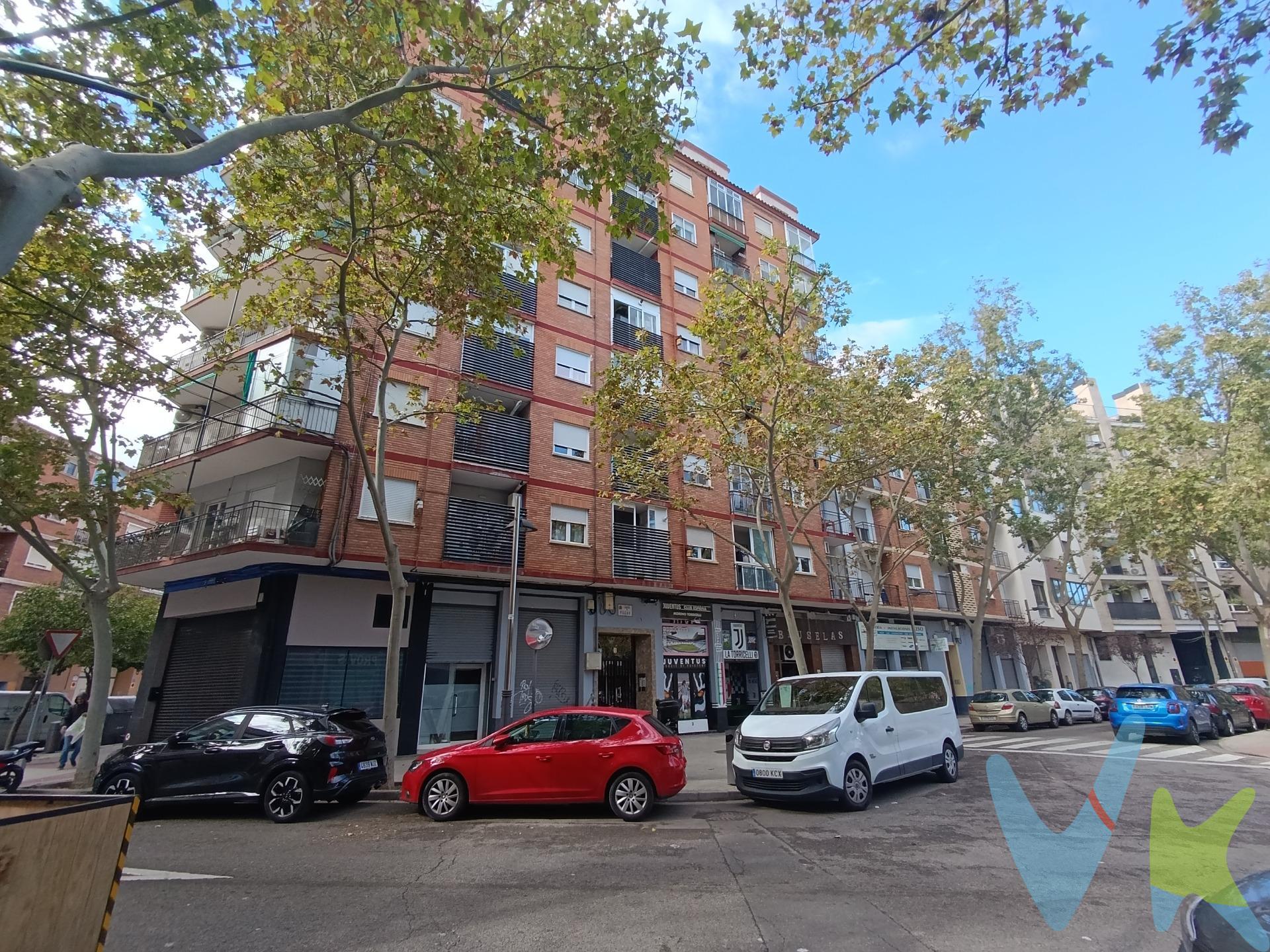 CALLE CAMINO FILLAS.- Piso de 65 m² útiles, situada en una planta alta, que destaca por su luminosidad y sus posibilidades de reforma para adaptarla al gusto y las necesidades de sus futuros propietarios. La distribución actual cuenta con tres dormitorios, salón con salida a terraza, cocina independiente con galería y baño completo. Dispone de calefacción individual de gas y aire acondicionado por Split, ofreciendo una buena base para crear un hogar cómodo y funcional. El edificio cuenta con ascensor a cota cero y carece de barreras arquitectónicas, lo que facilita el acceso y aporta un extra de comodidad. Una excelente oportunidad para quienes buscan una vivienda exterior con terraza y desean diseñar un espacio a su medida, aprovechando al máximo sus posibilidades de renovación y personalización. No dejes de ver la visita virtual 360º donde podrás ver con todo detalle esta vivienda. Gastos e impuestos no incluidos. A título orientativo, en segundas transmisiones, el comprador abonará: Impuesto sobre Transmisiones Patrimoniales (ITP), tipo general en Aragón al 8% (*). Base de cálculo: mayor valor entre precio de compraventa o valor de referencia catastral. Gastos de Notaría y Registro: Aranceles variables según precio, número de copias y complejidad; cálculo según tarifas normativas. Si se precisa hipoteca: Tasación, condiciones y costes bancarios según entidad elegida por el comprador; así como gastos de gestoría y cualesquiera otros inherentes a la compraventa. No se incluyen otros gastos o tributos que puedan por Ley corresponder al comprador. Operación sujeta a doble mediación. Existen honorarios a cargo del comprador, salvo pacto en contrario, no incluidos en PVP. El consumidor conforme a la normativa vigente podrá solicitar información y documentación adicional relativa al inmueble, sus características, condiciones de la operación y del servicio de mediación en la oficina y/o a través de nuestro teléfono de contacto o mail. La agencia actúa exclusivamente como intermediaria en la compraventa, cuyas condiciones, en todo caso, estarán sujetas a la aceptación expresa del vendedor del inmueble y posterior formalización del contrato. La información suministrada se corresponde con la disponible a la fecha de publicación, pudiendo variar en función de las circunstancias o actualizaciones legales, contractuales y fiscales. Anuncio de carácter meramente informativo. Para una información exhaustiva sobre el funcionamiento, tipos impositivos y bonificaciones del ITP en Aragón, puede consultar el portal oficial de la Agencia Tributaria Autonómica. Tarifas notariales y registrales reguladas en el Anexo I del Real Decreto 1426/1989 y Anexo I del Real Decreto 1427/1989, respectivamente. Anuncio no vinculante, puede contener errores.