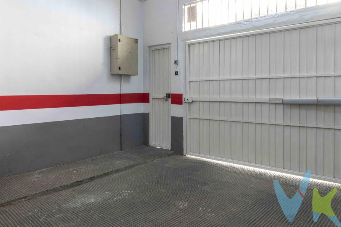 Presentamos esta amplia PLAZA DE GARAJE en la Calle Arxipreste Vicente Mengod, una de las zonas más estratégicas y consolidadas de Torrente.Situada en una zona con alta densidad residencial y comercial, donde el aparcamiento en superficie es un auténtico reto. Características PrincipalesSeguridad: Finca cuidada y acceso protegido.Accesibilidad: Fácil entrada y salida, con pasillos de maniobra amplios.Superficie: 21 m² (Espacio generoso para coche grande y posibilidad de moto, o maniobras extremadamente cómodas).Zona consolidada: Rodeada de servicios, comercios y viviendas, lo que garantiza una demanda constante.Comodidad total: Olvídate del estrés al llegar a casa o al trabajo.Por mandato expreso del propietario, comercializamos este inmueble EN EXCLUSIVA, lo que le garantiza un servicio de calidad, un trato fácil, sencillo y sin interferencias de terceros. Por este motivo, se ruega no molestar al propietario, a los ocupantes de la propiedad, a los vecinos. Muchas gracias por su comprensión. El precio publicado NO incluye:- Los gastos de notaría- El impuesto de transmisiones patrimoniales, que es del 10 % (salvo supuestos de bonificación por el comprador)- Los gastos del registro de la propiedad.- Los honorarios de la inmobiliaria que paga la parte comprador.Asimismo no incluye ningún otro gasto asociado que no este específicamente que esta incluido. Los datos e información contenida en este anuncio es meramente informativa, por lo que no tiene carácter contractual, pudiendo contener errores, reservándose la inmobiliaria a poder modificarla en cualquier momento. Para saber más sobre el mismo no dude en ponerse en contacto con nosotros.