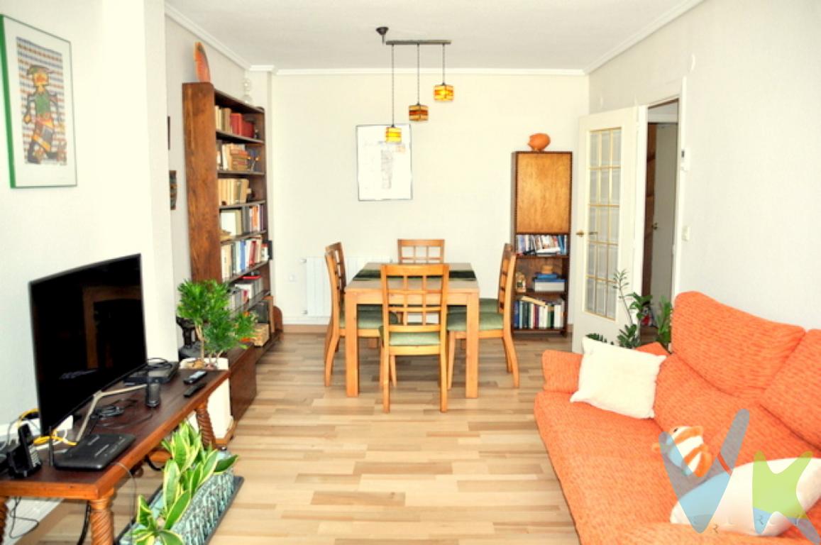 Vivienda de cuatro habitaciones y dos baños, toda exterior, mucha luz y tranquilidad.  La vivienda se encuentra alquilada en estos momentos, con una renta de 470EUR mensuales. Distribuida en tres habitaciones dobles y amplias (dos de ellas con armarios empotrados, y una más pequeña, utilizada actualmente como cuarto de planchado. Suelos de tarima, calefacción central, ventanas de climalit. Baños reformados, cocina con galería.   Edificio con dos ascensores, muy tranquilo.   Barrio con todos los servicios: farmacias, consultorio médico, hornos, carnicería, pescadería, supermercados.   Muy bien comunicado, tanto por ronda norte como por Av. Peset Aleixandre.   Posibilidad de garaje en régimen de arrendamiento.   Vivienda de Protección Oficial ya descalificada por antiguedad.  Agencia Registrada con el Nº 1.383 en el Registro Obligatorio de Agentes Inmobiliarios de la Comunitat Valenciana. Puede consultar en la web de la GVA. La oferta está sujeta a cambios de precio o retirada del mercado sin previo aviso. Este anuncio en su conjunto, incluyendo textos, fotos, imágenes o cualquier otro contenido del mismo, no es vinculante dado que la información es ofrecida por terceros y puede contener errores. Se muestra a título informativo y no contractual... El precio no incluye lo siguiente: Honorarios de la agencia inmobiliaria, impuestos (IVA, ITP) y otros gastos de la Compraventa (notaria, gestoría y registro). Por mandato expreso del propietario, comercializamos este inmueble en exclusiva, lo que le garantiza el acceso a toda la información, a un servicio de calidad, un trato fácil, sencillo y sin interferencias de terceros. Por este motivo, se ruega no molestar al propietario, a los ocupantes de la propiedad o a los vecinos. Si usted es agente inmobiliario y tiene un cliente para este inmueble, llámenos: estaremos encantados de colaborar. 