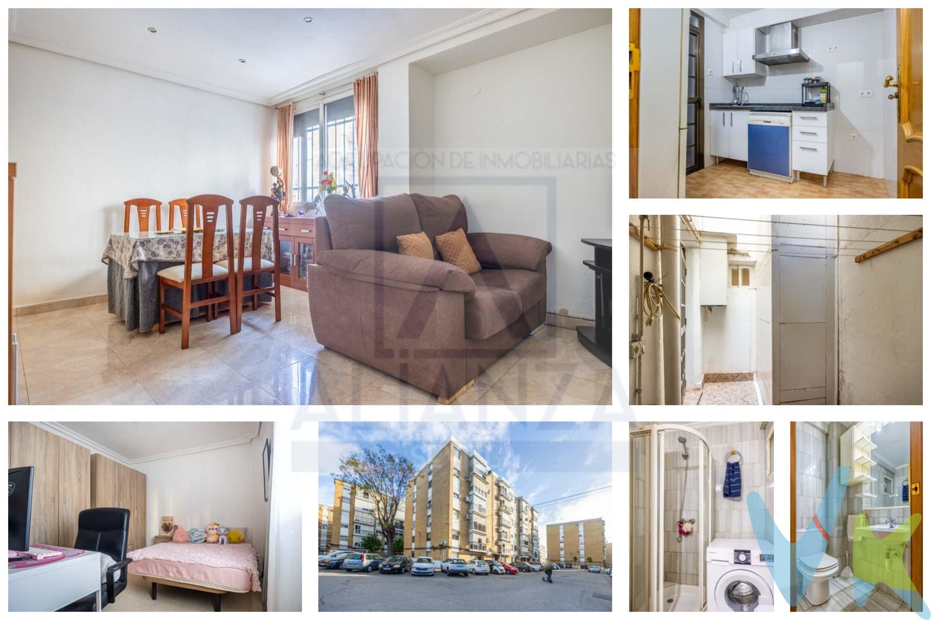 Bajo en venta con Patio y 3 Dormitorios en Hiconsa, Camas. ¡GRAN OPORTUNIDAD! Atractivo piso en planta baja, perfecto para inversores o quienes buscan la comodidad de un espacio exterior privado.  Características . •	Ubicación: Barriada Hiconsa, Camas. Zona céntrica y consolidada. •	Superficie: 64 metros construidos. •	Distribución: 3 habitaciones y 1 baño. •	Extra Único: Bajo de esquina con un patio privado de unos 10 metros cuadrados ideal para almacenaje o desahogo. •	Estado: La vivienda fue reformada hace 6 o 7 años y se encuentra en buen estado general. No obstante, necesita una puesta a punto o mantenimiento para actualizar detalles estéticos y dejarla totalmente a tu gusto. Situado en una zona con excelentes servicios: junto a supermercados, farmacias, paradas de autobús y el Ayuntamiento. Todo lo que necesitas a un paso. ¡Bajo listo para entrar o para invertir!. Informamos a nuestros clientes que el precio de venta no incluye lo siguiente: Honorarios de la agencia inmobiliaria, impuestos (el Impuesto de Transmisiones Patrimoniales, I.V.A. o A.J.D., en su caso), otros gastos de la compraventa (gastos de registro de la Propiedad, Notaría, gestoría ni de posible financiación). Documento F.I.A. a disposición del consumidor según Decreto 218/2005 Junta de Andalucía. 