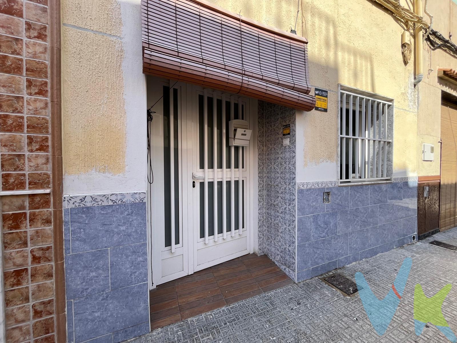 En venta amplia casa de pueblo en una de las mejores zonas de Tavernes de la Valldigna.  Ubicada en una calle tranquila y tradicional, rodeada de casas familiares de toda la vida, esta vivienda ofrece el encanto de lo auténtico con un gran potencial para crear un hogar a medida. La casa se distribuye en dos plantas y destaca por sus amplios espacios. En la planta baja cuenta con un salón, comedor independiente, cocina, patio interior y una zona exterior con mucho encanto. En la planta superior se encuentran tres dormitorios y una gran terraza soleada, perfecta para disfrutar del aire libre o convertirla en una zona chill-out o de descanso. Aunque necesita reforma, la estructura es sólida y ofrece muchas posibilidades de personalización, permitiendo conservar el carácter original de la casa o transformarla en una vivienda moderna con encanto. Su amplitud y distribución facilitan adaptar los espacios según las necesidades: vivienda familiar, casa vacacional o incluso proyecto de inversión. Situada en una zona muy buena de Tavernes de la Valldigna, cercana a todos los servicios, comercios, colegios y con fácil acceso tanto al centro como a la playa, esta propiedad es una excelente oportunidad por su ubicación, tamaño y precio. Una casa con alma, ideal para quienes buscan espacio, tranquilidad y la posibilidad de crear su propio hogar en un entorno tradicional y bien conectado.
