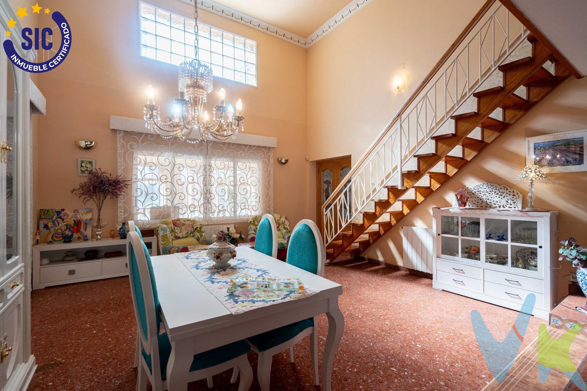 Descubre este espectacular chalet independiente ubicado en la tranquila zona de Mas del Jutge, Torrent. Con una generosa superficie de construcción de 483 m² y una extensa parcela de más de 1.900 m2, esta propiedad ofrece un sinfín de posibilidades para diseñar el hogar que siempre has deseado. La amplitud y luminosidad son características clave que se destacan a lo largo del espacio interior. Además, disfrutarás de una magnífica piscina en perfecto estado ideal para refrescarse durante los cálidos días estivales o simplemente relajarte al aire libre. Su excelente ubicación proporciona accesos rápidos y cómodos hacia Valencia, lo cual es fundamental tanto si trabajas como si estudias en la ciudad; tendrás todo al alcance mientras disfrutas del sosiego propio de vivir fuera del bullicio urbano. Esta es tu oportunidad perfecta para adquirir un inmueble único en su clase donde podrás crear momentos inolvidables junto a tus seres queridos.