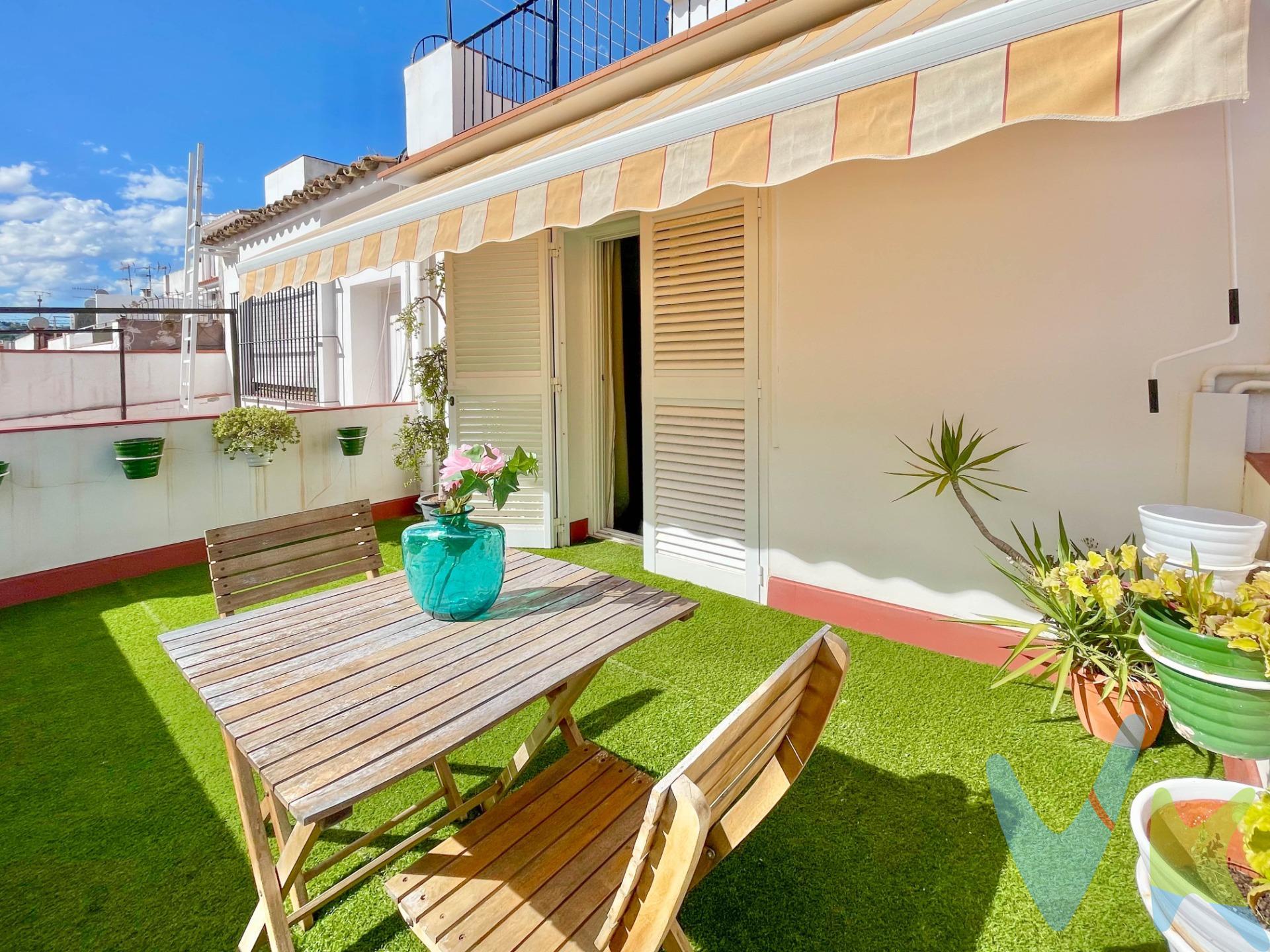 Este ático dúplex con tres terrazas es un espacio único situado en el corazón de Sitges, una encantadora localidad costera en la comarca del Garraf. A pocos pasos de las principales playas y con una ubicación céntrica junto al Cap de la Vila, este hogar te permite disfrutar de lo mejor que ofrece Sitges, conocida por su vibrante vida cultural y sus festividades populares como la Fiesta Mayor y Corpus. . En la primera planta, te recibe un amplio salón-comedor con una acogedora chimenea. Aquí también encontrarás una zona de despacho ideal para trabajar desde casa, una cocina bien equipada y un baño completo con plato de ducha. Esta planta incluye una habitación individual y una habitación doble con salida a un balcón que ofrece encantadoras vistas urbanas. La segunda planta ofrece aún más espacio y comodidad. Aquí, una luminosa habitación principal da acceso a una amplia terraza de 14 m², perfecta para disfrutar del aire fresco. Además, hay una habitación pequeña y dos dormitorios dobles, uno de los cuales tiene salida a una pequeña terraza adicional. Esta planta también cuenta con dos baños completos. En la parte superior del ático, se encuentra un estudio de 8 m² con armario integrado y un solarium de 14 m², proporcionando un espacio tranquilo y privado para relajarse y tomar el sol. La propiedad cuenta con aire acondicionado y bomba de calor en el comedor, además de cerramientos de aluminio. La fachada dispone del certificado oficial expedido por la Generalitat (ITE). El edificio tiene solo dos vecinos, asegurando un ambiente tranquilo y exclusivo. La proximidad a Barcelona, a tan solo 35 kilómetros, y la conveniencia de estar cerca del Aeropuerto de Barcelona-El Prat, hacen de este ático una opción ideal tanto para residir como para disfrutar de una segunda vivienda. La excelente conectividad con la ciudad condal y el aeropuerto permite disfrutar de la tranquilidad de Sitges sin renunciar a las comodidades de una gran ciudad. En resumen, este ático dúplex es una joya en Sitges, perfecto para aquellos que buscan un hogar espacioso, lleno de luz y con una ubicación privilegiada. La cercanía a los principales comercios asegura que tengas todo lo que necesitas a poca distancia, mientras que la proximidad a la playa te invita a disfrutar del sol y la arena en cualquier momento. El precio no incluye impuestos (ITP, IVA y AJD), ni los gastos de notario ni los de registro. Ref. 11137RM