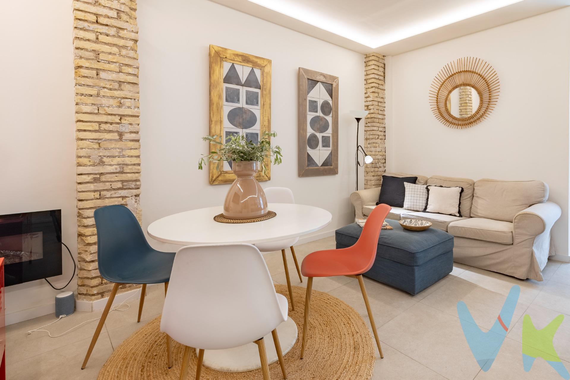 ¡Imagina abrir la puerta y entrar en tu propio oasis privado en plena ciudad de Valencia!. En la calle Matheu y Sanz, presentamos una vivienda única, difícil de encontrar en el mercado, compuesta de una planta baja y de otra planta superior tipo dúplex, totalmente reformada, luminosa y lista para entrar a vivir. Déjame que te cuente su distribución. A la planta principal se accede directamente desde la calle, es un espacio muy acogedor y lleno de luz. El salón comedor con cocina integrada ofrece una estancia amplia y práctica, pensada para disfrutar en familia o con amigos. En esta misma planta encontramos dos dormitorios versátiles y un baño completo. Desde el salón se accede al gran protagonista de la vivienda, un patio privado que convierte este hogar en un auténtico oasis urbano. Aquí podrás relajarte en tu piscina, organizar comidas en la zona de terraza con barbacoa o simplemente disfrutar del sol y la tranquilidad. La planta superior, conectada mediante escalera interior, es donde se ubica la suite principal, un espacio íntimo y luminoso con su propio baño en suite, pensado como refugio privado para descansar y desconectar. Te resumo sus características destacadas: . 	•	Reforma integral reciente con materiales de calidad y estilo actual. 	•	Gran luminosidad en todas las estancias. 	•	Entrada independiente desde la calle. 	•	Patio privado con piscina, terraza y barbacoa. 	•	Vivienda singular, con encanto y personalidad. 	•	Ubicación céntrica en Valencia, rodeada de servicios, comercios y muy bien comunicada. Una propiedad especial y diferente, ideal para quienes buscan el confort de una vivienda moderna, pero con el carácter y la independencia de una casa de pueblo. La vivienda se sitúa en el barrio de La Raïosa (distrito Jesús), una zona residencial tranquila y consolidada de Valencia. Cuenta con excelente comunicación gracias a la cercanía de la estación de metro Patraix y la estación de tren AVE Joaquín Sorolla, además de múltiples líneas de autobús. En los alrededores encontrarás colegios, supermercados, cafeterías y todos los servicios necesarios para el día a día, disfrutando de la comodidad de vivir en la ciudad con todo al alcance. Si buscas algo más que una casa, aquí tienes tu próximo hogar. ¿Concertamos una visita?
