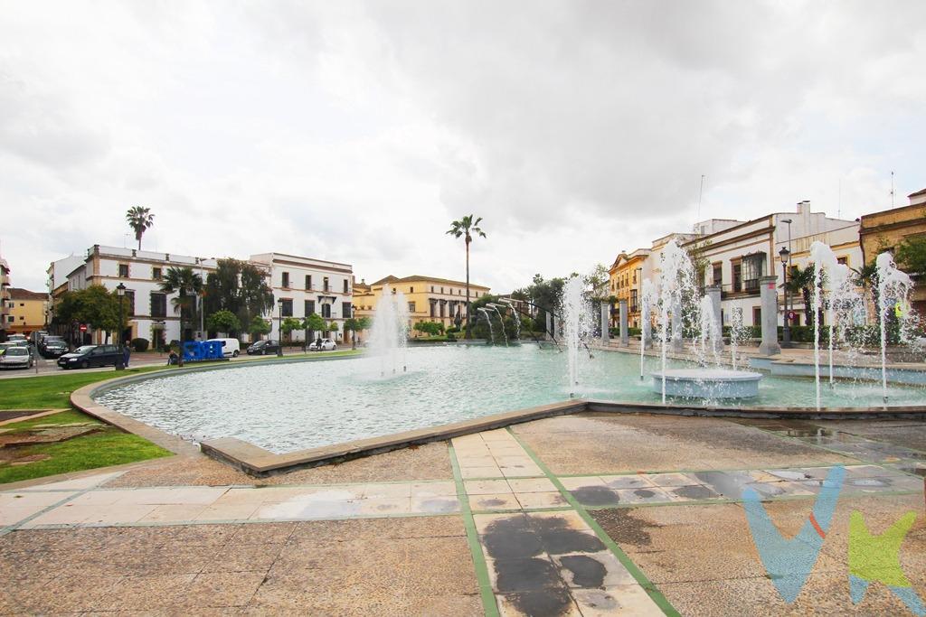 Fantástica vivienda adosada en Zona Centro. Con 152 metros de superficie construida, dispone de 6 dormitorios, 2 baños y un aseo repartidos en tres plantas. Tiene una amplia cocina totalmente equipada con un pequeño patio lavadero anexo, además de primeras calidades como suelo de gres, puertas de madera o ventanas de aluminio-climalit. Extras: Patio, terraza en última planta, 2 plazas de aparcamiento, silla elevadora en escalera, aire acondicionado y armarios empotrados. Vivienda céntrica y muy cerca de colegios, centros médicos, parques y supermercados. De acuerdo con lo prevenido en el Decreto 218/2005, de 11 de octubre, se informa al cliente que los Gastos Notariales, Registrales, impuesto de transmisiones (ITP) o I.V.A., Honorarios de intermediación, Gastos financieros, y otros gastos inherentes a la compraventa no están incluidos en el precio.