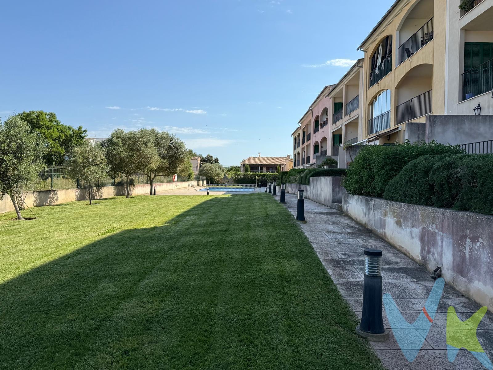 ¡Oportunidad de inversión  en Porreras! Piso en  muy buen estado,  soleado y con piscina comunitaria . Cuenta con 3 habitaciones espaciosas, una cocina equipada, 2 baños. También dispone de un garaje y trastero  para mayor comodidad. Además, dispone de bomba de aire caliente y frío para tu confort en cualquier estación. ¡No dudes en contactarnos para más información! . Actualmente tiene un inquilino con pagos al dia del alquiler al cual le finaliza el contrato en el 2030.