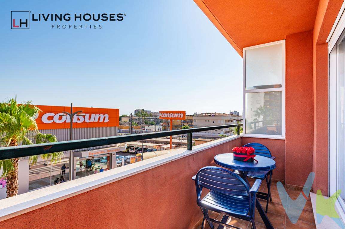  ¡Descubre un apartamento ideal en el corazón de Oropesa del Mar-Orpesa! Ubicado en la Zona Centro, este acogedor hogar te ofrece comodidad y funcionalidad en un entorno envidiable. Con un total de 91 metros construidos y 85 metros útiles, este espacioso inmueble garantiza un estilo de vida confortable para ti y tu familia.Este encantador apartamento, situado en la planta 02 de un edificio levantado en 2003, despliega una distribución que maximiza el espacio y la luz natural. Cuenta con tres amplias habitaciones y dos baños que aseguran privacidad y descanso. Para facilitar aún más tu día a día, el edificio está equipado con un moderno ascensor que ofrece comodidad y accesibilidad.La cocina, completamente amueblada con electrodomésticos de alta calidad, te facilita el preparar exquisitos platos que se pueden disfrutar al aire libre en la terraza de 6 metros cuadrados. Este espacio exterior es perfecto para momentos de relax o pequeñas reuniones, brindando un rincón al aire libre en tu propio hogar.Además, la propiedad suma un trastero que te proporciona espacio de almacenamiento extra, permitiendo mantener tu hogar organizado y libre de desorden. Esta característica es especialmente útil para familias o para aquellos que valoran el orden y la practicidad.La ubicación del apartamento es simplemente inmejorable. Con la cercanía de estaciones de tren y paradas de autobús, la conectividad está garantizada, ofreciendo diversidad de opciones para desplazarte por la ciudad o realizar viajes a otros destinos.Con un entorno poblado de servicios y puntos de interés, esta residencia te ubica justo en el centro de toda la acción. Podrás disfrutar de una amplia variedad de restaurantes, tiendas y actividades culturales sin tener que alejarte demasiado de tu domicilio. Atractivos turísticos emblemáticos y bellas playas están a tan solo un paso, permitiéndote vivir una experiencia vacacional todo el año.Más allá de sus características físicas, este apartamento está amueblado, permitiéndote mudarte sin preocupaciones adicionales. Cada espacio ha sido preparado con esmero para ofrecerte una estancia placentera desde el primer día.Invitamos a descubrir este maravilloso apartamento por ti mismo. Visitarlo permitirá que percibas la calidad de sus acabados y la armonía de su ambiente. Contacta con nosotros para concertar una visita y comprobar por qué esta propiedad es la opción perfecta para ti.No dejes pasar esta oportunidad de tener un lugar especial en una de las zonas más demandadas de Oropesa del Mar-Orpesa. Esta es una inversión tanto para disfrutar de un hogar acogedor como para obtener un excelente rendimiento en el futuro. Un estilo de vida privilegiado te espera, donde cada día será una experiencia llena de comodidad y satisfacción. ¡Esperamos mostrarte esta propiedad que podría ser tu próximo hogar! 