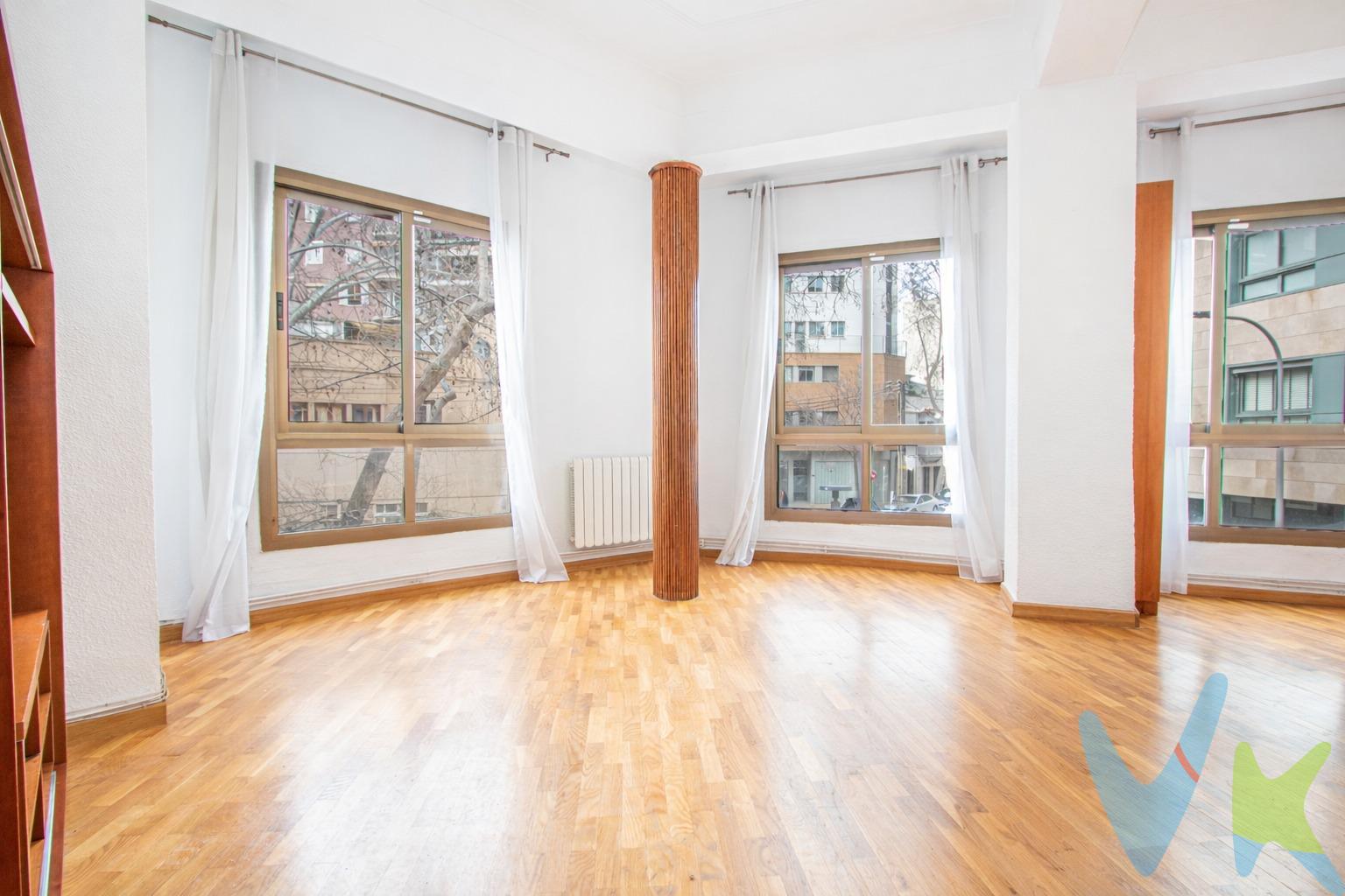 . Si buscas tu primera vivienda en Palma, este inmueble en la cotizada zona de Es Fortí es la inversión inteligente que estabas esperando. Una propiedad que destaca por su solidez, su ubicación estratégica y su excepcional entrada de luz natural. Características Principales:. Luminosidad y Ventilación: Al ser una vivienda en esquina y totalmente exterior, disfruta de una privilegiada orientación Norte-Sur. Esto garantiza sol, máxima claridad durante todo el día y una ventilación cruzada ideal para el clima de la isla. Espacios Amplios:. 3 Habitaciones Dobles: Espacios generosos y versátiles, perfectos para organizar tu hogar sin apreturas. Salón-Comedor: Un espacio acogedor que se beneficia de la orientación Norte-Sur, lo que permite disfrutar de una temperatura equilibrada y luz natural constante. Cocina Independiente: Totalmente equipada y con una práctica coladuría anexa, facilitando las tareas del día a día. Confort todo el año: La vivienda cuenta con instalación de gas ciudad y un sistema de calefacción por radiadores en todas las estancias, un extra de bienestar fundamental para los meses de invierno. Almacenaje Incluido: Se vende con un trastero anejo, la solución perfecta para mantener el orden en casa (bicicletas, maletas, equipo deportivo). Detalles del Inmueble y Ubicación:. Ubicado en la primera planta de un edificio tranquilo. Al no disponer de ascensor, los gastos de comunidad son muy reducidos, un factor clave para quienes compran su primera vivienda. La carpintería exterior cuenta con climalit en estancias clave, mejorando el aislamiento. Situado en Es Fortí, un barrio con carácter, rodeado de todos los servicios (supermercados, centros de salud, colegios) y a un paso caminando del centro de Palma y Santa Catalina. Perfecto para: Quienes buscan la seguridad de un inmueble en propiedad, con estancias amplias y en una ubicación con alta demanda y revalorización asegurada. ¡Ven a visitarlo y proyecta aquí tu futuro!. El precio de venta indicado no incluye el Impuesto de Transmisiones Patrimoniales (ITP), que será orientativamente del 8 %, ni los gastos notariales y registrales, estimados orientativamente en un 2 % del valor de la compraventa, los cuales deberán ser abonados por la parte compradora al firmar la correspondiente escritura pública. El importe de los impuestos se calcula sobre el precio final que conste en la escritura pública y puede variar en función de la normativa aplicable, así como de las subvenciones, ayudas, edad y demás circunstancias personales del contribuyente. Los honorarios de la agencia inmobiliaria serán asumidos íntegramente por la parte vendedora, no suponiendo coste alguno para la parte compradora. Inmobiliaria Inscrita en el Registre Oficial de Agents Immobiliaris de les Illes Balears con el NÚMERO REGISTRO: GOIBE747077/2024