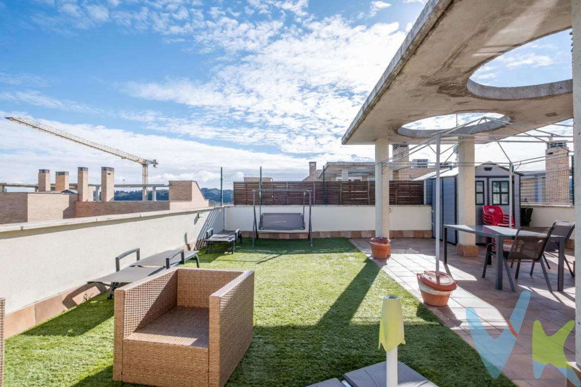 Imagina terminar el día viendo el atardecer desde tu propia terraza privada de 84m². Sin ruidos, sin agobios. Solo tú, el aire libre y un espacio infinito para cenas con amigos, una zona de juegos para los niños o ese rincón de relax que siempre has soñado. Este ático dúplex en calle Benasque , Cuarte de Huerva, es una pieza única por su distribución inteligente: toda la vivienda se desarrolla en una sola planta, ofreciendo la comodidad que buscas, mientras que la planta superior queda reservada exclusivamente para el disfrute exterior. - Lo que hace especial a este hogar:. La joya de la corona: Una espectacular terraza superior de 84m² con acceso directo y cómodo desde la escalera del salón. Es, literalmente, un salón al aire libre. - Vida interior-exterior: En la planta principal, disfruta de una segunda terraza de 24m², acristalada para aprovecharla todo el año, con vistas despejadas a la zona comunitaria y acceso desde el salón y los 3 dormitorios. - Distribución pensada para ti: 3 dormitorios amplios, destacando la suite principal con baño privado. - Independencia y orden: Cocina independiente con galería/despensa (adiós al desorden visual) y climatización por conductos en toda la casa para tu máximo confort. - Todo incluido: Olvida los problemas de aparcamiento. El precio incluye plaza de garaje doble  🚘🚘+ trastero. - Ubicación y Comunidad. Vivirás en una de las zonas más demandadas de Cuarte, en una urbanización privada con piscina y zona infantil. El equilibrio perfecto entre la tranquilidad de un entorno residencial y la cercanía a Zaragoza. No es solo un piso, es el escenario de tus próximos recuerdos. ** Precio y Gastos **. En el precio de venta publicado no se incluyen los impuestos legalmente establecidos ni gastos derivados de la compraventa y de la inscripción del inmueble (I.T.P., Notaría y Registro de la Propiedad)