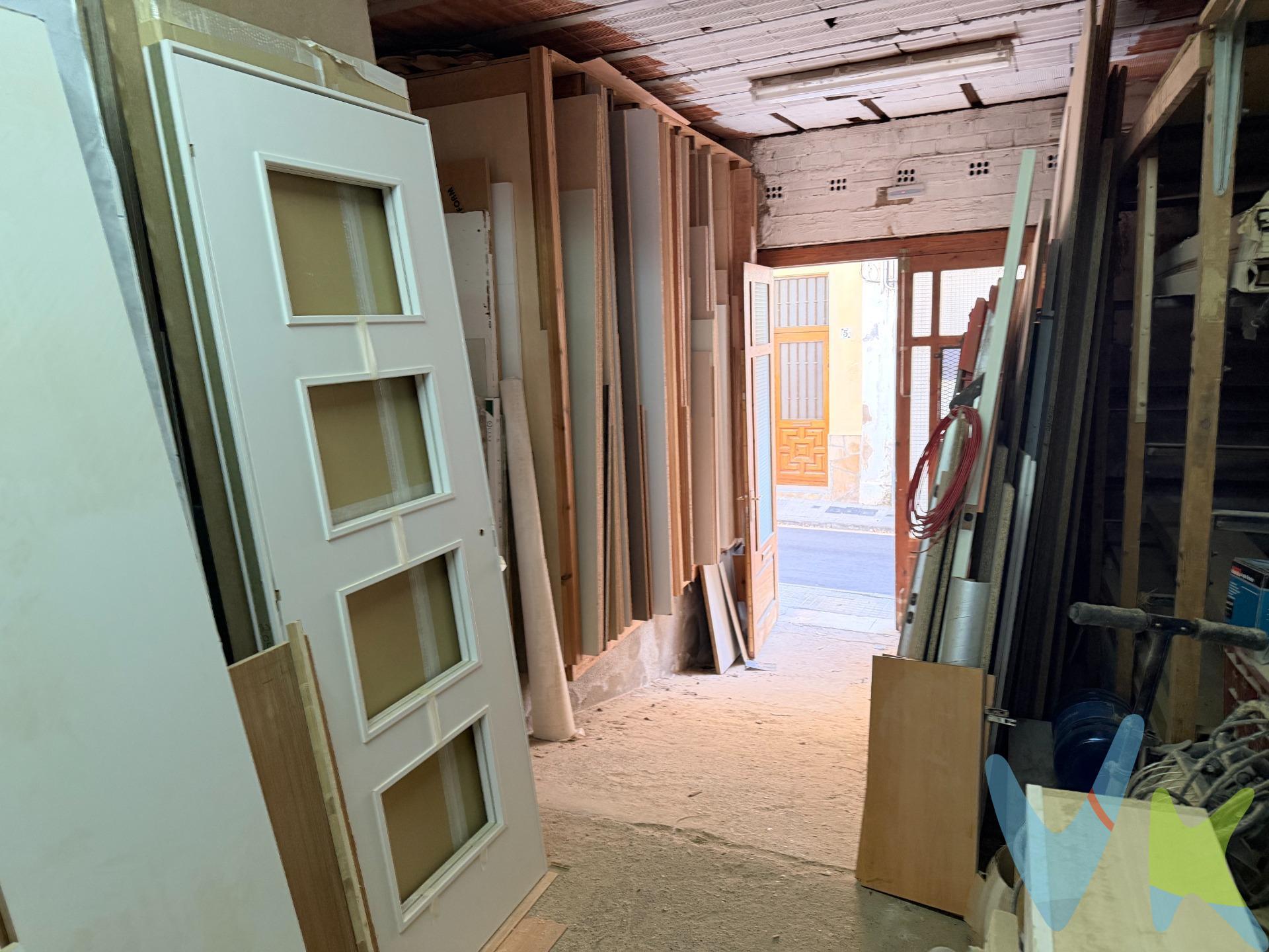 . ¿Buscas el sitio perfecto para tu negocio? ¡Este local a pie de calle, con 160 m² útiles, es totalmente operativo y listo para empezar a trabajar desde el primer día! Ideal para carpintería, taller o similar proyecto creativo. 🛠️✨. Características que te encantarán: . • 🏢 Superficie construida: 173 m² . • 📏 Superficie útil: 160 m² . • 🛋️ Distribución diáfana con 1 aseo y 1 oficina  de 14 m2. • 📦 Almacén/archivo y sistema de alarma . • 🪟 Fachada de 4,20 metros lineales muy visible . • 💡 Licencia activa, luz y agua dadas de alta . • 🏠 Edificio de 1968, bajo accesible . • 👀 Escaparate a pie de calle. Otros detalles: . • ⚡ Totalmente en pleno rendimiento, disponible de inmediato . • 🛠️ Maquinaria opcional y negociable. . ¡No dejes escapar esta oportunidad! Ven a verlo sin compromiso e imagina todo lo que puedes hacer aquí. Si desea dudas o más información, envía un mensaje por chat 💬. . NOTA:. En los importes indicados no se hayan incluido los impuestos y tasas aplicables a la compra o alquiler del bien inmueble. Las fotografías, vídeos, planos y demás documentación gráfica pueden no corresponder con la realidad actual, así como los metrajes y superficies, y no tienen carácter contractual. Salvo indicación contraria, los muebles y equipamiento que aparecen en el anuncio no están incluidos en el precio. Tampoco están incluidos en los precios los gastos e impuestos de formalización de la compraventa: IVA, ITP, Notario, Registro, etc.