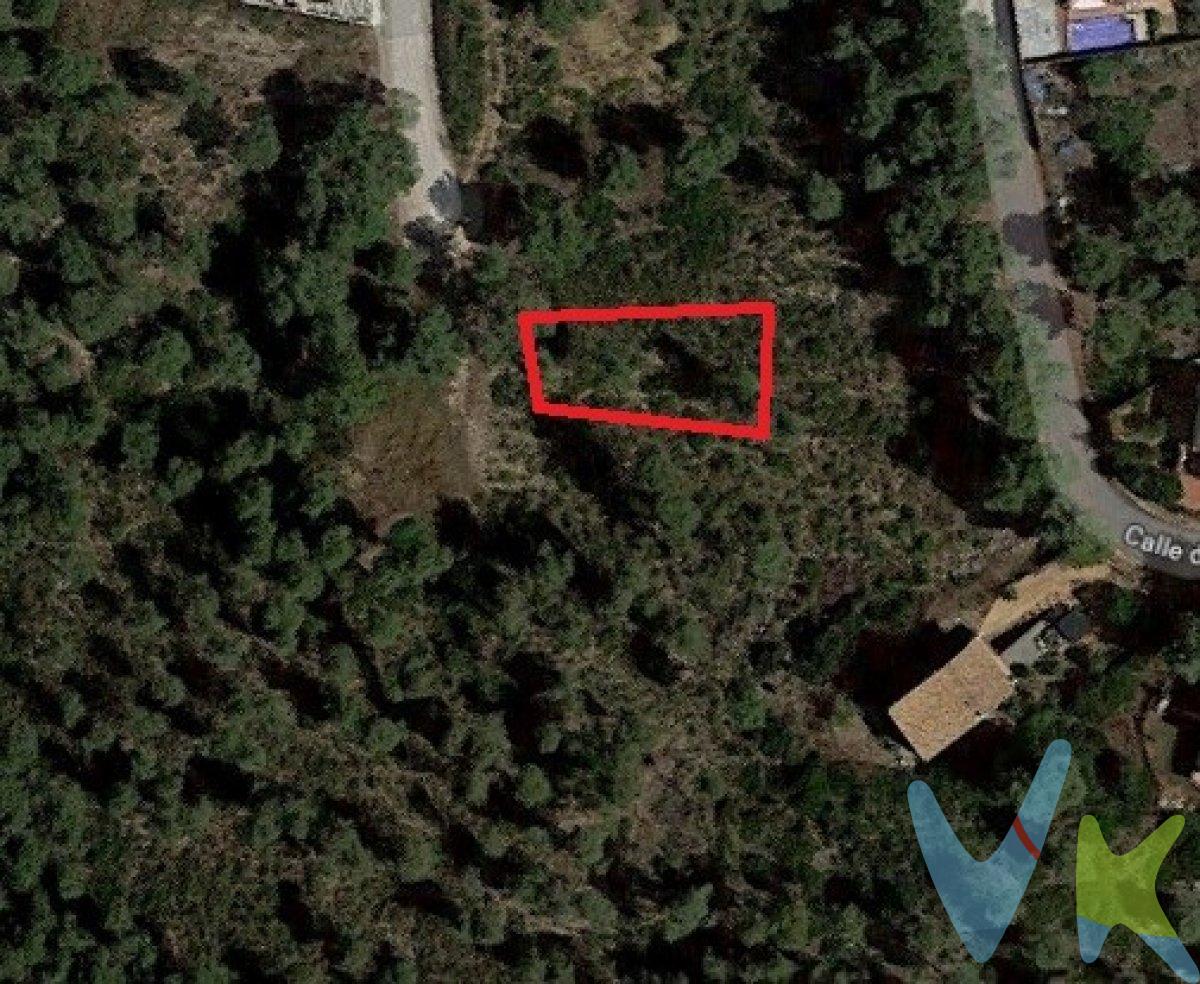 Parcela de 498m2 en la Urb. Palmeras de Canyelles. El terreno dispone de una fachada principal con orientación a oeste.  .  La opción Ideal para los que quieren diseñar y disfrutar de una casa con un gran terreno, sin el estrés y el constante ruido que se sufre en el centro de las ciudades. La parcela se encuentra en la urbanización las Palmeras, de Canyelles, que está actualmente en proceso de urbanización. Está perfectamente comunicada con salidas hacia Barcelona o Tarragona gracias a la C-31, la C-15, la C-32, la AP7 y la N-320.  .  La urbanización dispone de luz y fibra y está en proceso de instalar el suministro de agua.  .  Viva rodeado de naturaleza, en un idílico paraje donde poder evadirse cada día, relajarse y disfrutar con la familia y seres queridos. Las distancias a los principales puntos de interés son:.  .  Centro de Canyelles: 3 km.  Vilanova i la Geltrú: 9.3 km.  Sitges: 15.0 km.  Aeropuertos cercanos: Barcelona - El Prat en 37.7 Km (30 min) / Reus 62,3 km (43 min).  Estación de tren más cercano: centro de Vilanova i la Geltrú en 9.3 Km (16 min) / Sitges a 14.8 km (17min).  Playas más cercanas: playa de Ribes Roges ,Vilanova i la Geltrú a 10.5 km / playa de San sebastián, Sitges 16.1 (17min).  .  Canyelles es una población en segunda línea costera de la comarca del Garraf, situada a medio camino entre las principales áreas metropolitanas (a 40 km. de Barcelona y 45 de Tarragona), con una extensión total de 14,23 km2 y una población de 4.481 habitantes en 2018. Su localización privilegiada, junto a los parques naturales del macizo del Garraf y el parque natural del Foix, le proporciona un clima de montaña estando a escasos kilómetros de la playa.  .  Población de aire familiar con tradición agrícola, y con un núcleo antiguo con encanto, donde podemos encontrar su iglesia e incluso un castillo entre sus encantadoras calles. A pocos kilómetros, en la franja de costa, en la misma comarca, tenemos las poblaciones de Vilanova i la Geltrú y Sitges, en las cuales podremos disponer de infraestructuras náuticas y de ocio: puerto deportivo, playas, paseo marítimo, campo de golf..  .  En la comarca, la oferta comercial y cultural es muy variada y completa, con tiendas de todo tipo, museos de fama nacional como el Víctor Balaguer (arte catalán del romanticismo), o de tecnología, como el del Ferrocarril; cuenta con una programación estable de teatro, música, cine y festivales de fama nacional de música y cine. Así mismo, ofrece una gastronomía rica y variada muy importante y reconocida al igual que sus carnavales y otras fiestas populares muy variadas. También dispone de universidad UPC y numerosas escuelas de gran prestigio ubicadas en la zona.  .  NO LO DUDES MAS Y EMPIEZA  A DISEÑAR LA CASA DE TUS SUEÑOS, VEN A VERLO!!