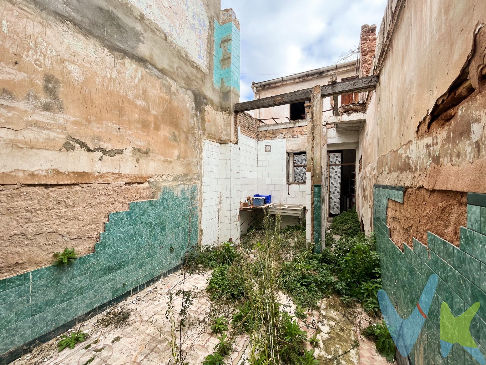 En Venta Solar Urbano de 117m2 según Catastro, ubicado en pleno centro de Moncada, en frente del Mercado. Viejo. Posibilidad de construir una casa unifamiliar de pueblo, entre medianeras o un edificio de viviendas. Cuenta con un ancho de fachada aproximada de 4,3 m. Posibilidad de construir una planta baja más dos alturas, al igual que fue la casa de antaño. Profundidad de edificación de 15 metros, la edificabilidad la dará el estudio histórico del edificio. Los balcones deberán conservarse, pudiéndose restaurar, pero no quitarse, ya que se encuentran protegidos. Una gran oportunidad para un Promotor que quiera construir un pequeño edificio o una familia que quiera construir su Nuevo hogar. Situado en zona muy céntrica de Moncada y de fácil acceso. Todo a mano Supermercados, Farmacias, Ambulatorio,. Colegios, Universidad y rodeado de parques y Huerta. Ya sabe, si quiere Invertir o vivir a sólo 10 minutos de Valencia y a 15 de la playa, en un Pueblo de la Horta Nord, ésta es su oportunidad de conseguirlo. ¡Llámenos para pedir más información o concertar una visita!. La descripción del presente inmueble e imágenes tienen mero carácter informativo y en ningún caso carácter contractual, pudiendo ser modificados por la inmobiliaria comercializadora sin que ello implique responsabilidad alguna frente a terceros. En el precio de venta a público, esta propiedad NO incluye los gastos de adquisición (Notario, registro, gestión, honorarios, etc…). . 