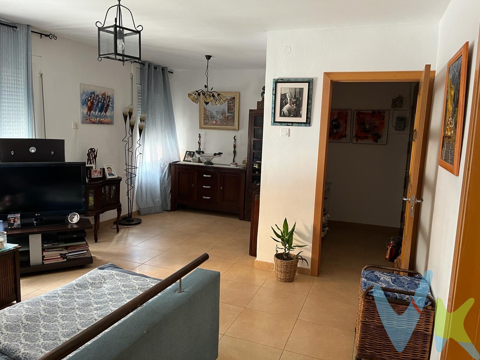 Necesitas un piso en el centro de Les Roquetes? Te presentamos una busna oportunidad ya que este piso se reformó hace poco y se encuentra en perfecto estado. Dispone de 3 habitaciones, baño completo. La cocina es independiente. Uno de los puntos fuertes es que el edificio dispone de ascensor y se encuentra en la zona mas céntrica, al lado de todos los servicios. Te animas a verlo?