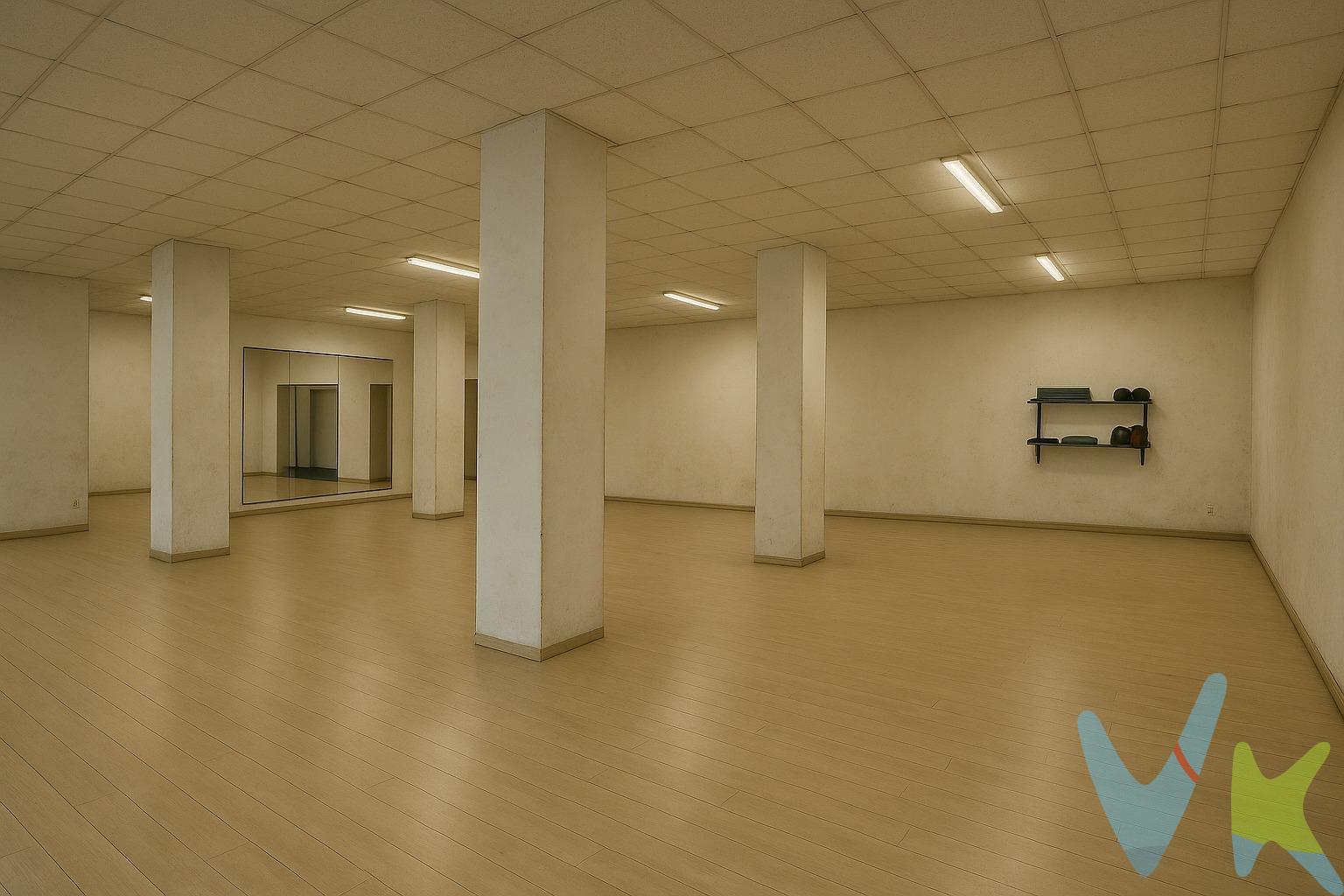 . Dos locales unidos, infinitas posibilidades. 172 m² llenos de energía, actualmente funcionando como gimnasio y en muy buen estado, listos para seguir activos desde el primer día o para transformarse en el proyecto que tengas en mente. Espacios amplios, versátiles y con carácter, perfectos para montar tu propio negocio, estudio, centro profesional, showroom o darle el giro que quieras. Aquí no compras solo metros cuadrados, compras potencial. Situaddo en zona Norte . Si buscas un lugar donde tus ideas crezcan, este es el punto de partida. Entra, imagina y hazlo tuyo.