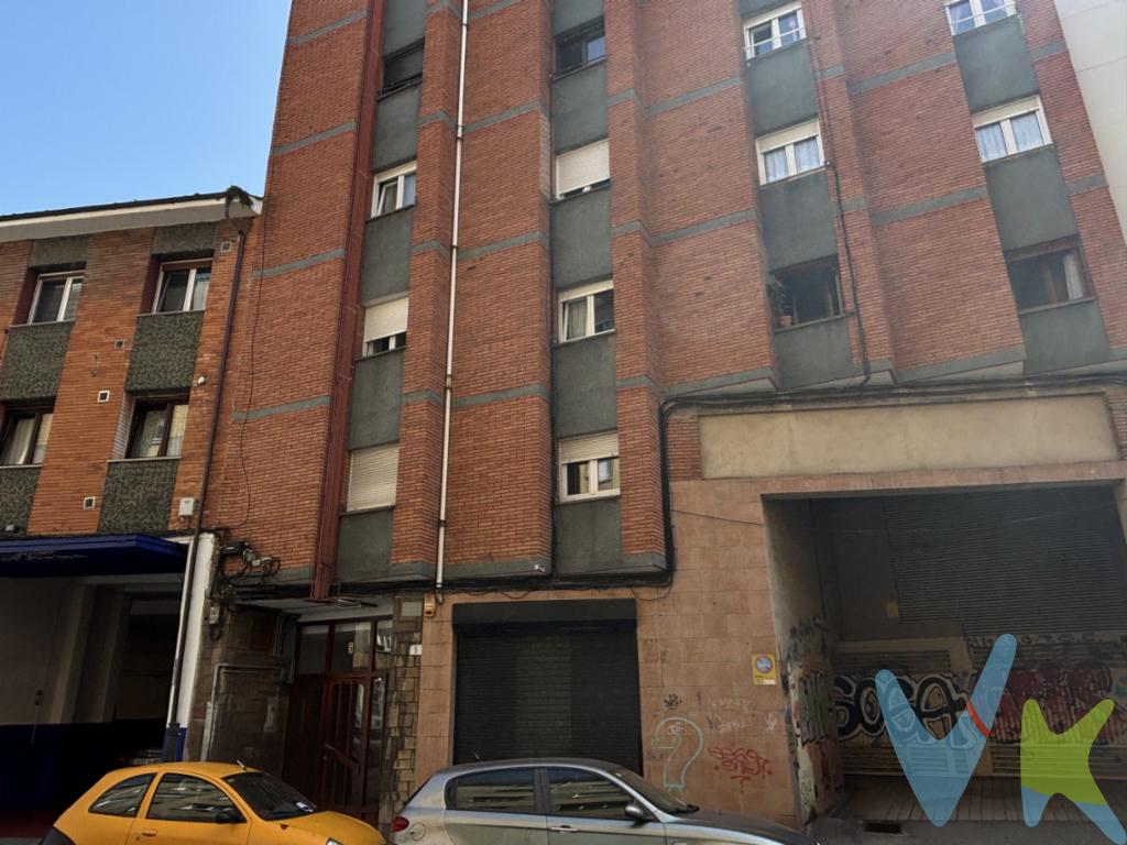 ¡Atención inversores y familias! Se vende luminoso piso en el corazón de El Llano, Gijón, una zona inmejorable con alta demanda por su proximidad a colegios e institutos.Distribución: Consta de 3 habitaciones, salón acogedor, cocina independiente y un baño completo.Comodidades: Edificio con ascensor.Calefacción: Gas natural (agua caliente también de gas).Estado: Ventanas de aluminio, buena base para actualizar a su gusto.Ubicación: Rodeado de servicios (supermercados, centros de salud, bus) y a un paso de zonas escolares.¡Piso con gran potencial a un precio muy económico! No deje pasar esta ocasión. Es mucho más inteligente comprar un piso económico de estas características que vivir de alquiler. Le tramitamos dentro del precio la hipoteca , para poder logra la compra de este inmueble.Gastos e impuestos no incluidos en el precio. A título orientativo, en segundas transmisiones, el comprador abonará el Impuesto sobre Transmisiones Patrimoniales (ITP). Para consultar los porcentajes del ITP en Asturias puede hacerlo a través de la web oficial de servicios tributarios del Principado de Asturias https://sede.tributasenasturias.es/sites/sede/default/es_ES/Que-quieres-hacer/Transmisiones-Patrimoniales-y-AJD. La base imponible será el mayor valor entre precio de compraventa, tasación o valor de referencia catastral. Gastos de notaría y registro según aranceles variables según precio, número de copias y complejidad.El comprador escoge libremente notario. El vendedor asume la plusvalía y el resto de gastos son del comprador. Si se precisa hipoteca: Tasación, condiciones y costes bancarios según entidad elegida por el comprador; así como los gastos de gestoría y cualesquiera otros inherentes a la formalización de la compraventa. De acuerdo con la ley, no se incluyen en el precio otros gastos o tributos que legalmente correspondan al comprador. Honorarios de intermediación inmobiliaria a cargo del vendedor y honorarios de mediación inmobiliaria del 2% más I.V.A. a cargo del comprador.El consumidor tiene derecho, conforme a la normativa vigente, a disponer de información y documentación adicional relativa al inmueble y condiciones de la compraventa, accesible en la sede física de la Agencia Domingo en Avenida Hermanos Felgueroso 1 o Marqués de casa Valdés 7 bajo, de Gijón, o a través del correo electrónico info@agenciadomingo.com. La agencia actúa exclusivamente como intermediaria en la operación. Cualquier compraventa y sus condiciones quedan sujetas en todo caso a la aceptación expresa del vendedor del inmueble y a la posterior formalización del correspondiente contrato. El presente anuncio tiene carácter meramente informativo; la información suministrada se corresponde con la disponible a la fecha de publicación, pudiendo variar en función de las circunstancias o actualizaciones legales, contractuales y fiscales.  