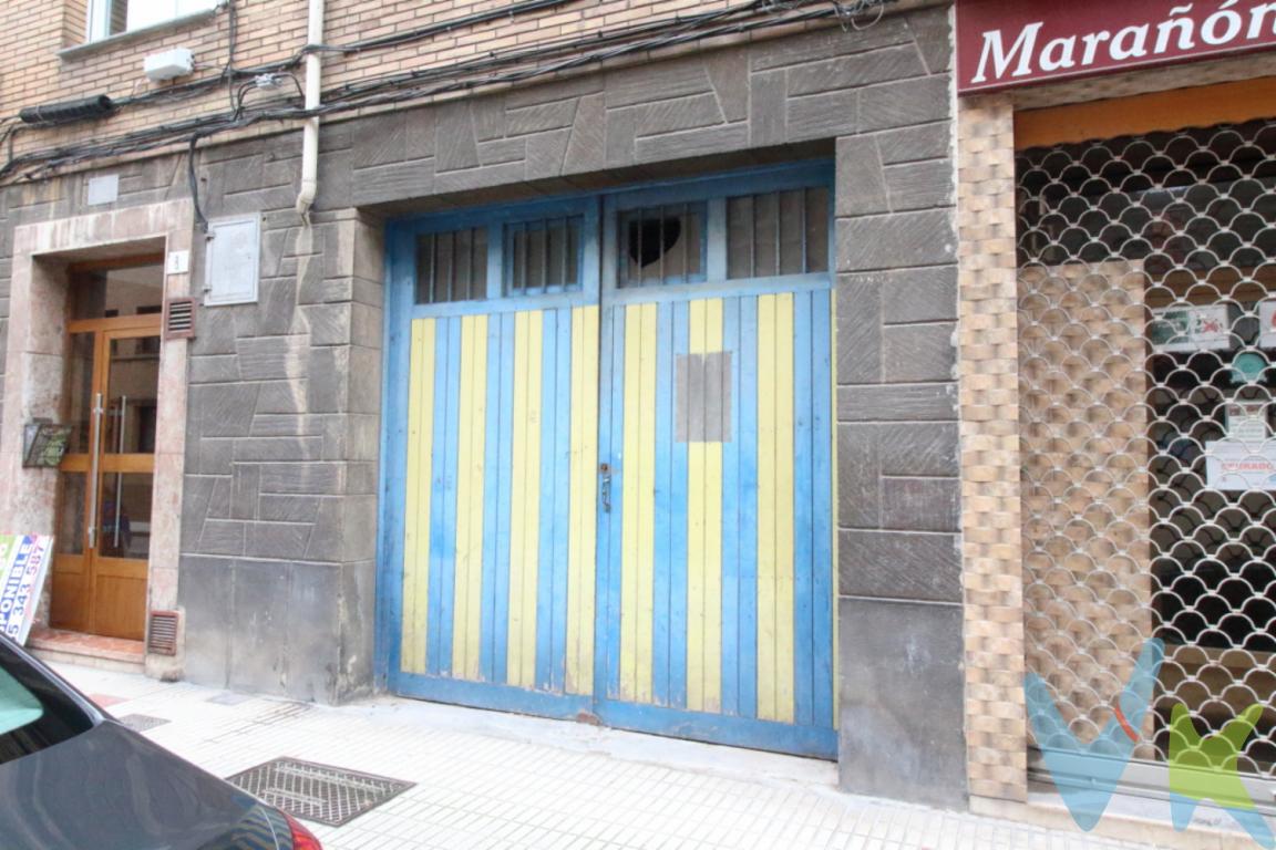 Ponemos a la venta un amplio local de 102 metros diáfano. Con posibilidad de tener de nuevo vado, es ideal para hacer varias plazas de garaje, trasteros, o simplemente utilizarlo como aparcamiento y trastero propios. Está ubicado en una zona con gran demanda de plazas de garaje y de trasteros, es una muy buena oportunidad.Gastos e impuestos no incluidos en el precio. A título orientativo, en segundas transmisiones, el comprador abonará el Impuesto sobre Transmisiones Patrimoniales (ITP). Para consultar los porcentajes del ITP en Asturias puede hacerlo a través de la web oficial de servicios tributarios del Principado de Asturias https://sede.tributasenasturias.es/sites/sede/default/es_ES/Que-quieres-hacer/Transmisiones-Patrimoniales-y-AJD. La base imponible será el mayor valor entre precio de compraventa, tasación o valor de referencia catastral. Gastos de notaría y registro según aranceles variables según precio, número de copias y complejidad.El comprador escoge libremente notario. El vendedor asume la plusvalía y el resto de gastos son del comprador. Si se precisa hipoteca: Tasación, condiciones y costes bancarios según entidad elegida por el comprador; así como los gastos de gestoría y cualesquiera otros inherentes a la formalización de la compraventa. De acuerdo con la ley, no se incluyen en el precio otros gastos o tributos que legalmente correspondan al comprador. Honorarios de intermediación inmobiliaria a cargo del vendedor.El consumidor tiene derecho, conforme a la normativa vigente, a disponer de información y documentación adicional relativa al inmueble y condiciones de la compraventa, accesible en la sede física o mediante correo electrónico de la Agencia cuyos datos de contacto aparecen en la página web. La agencia actúa exclusivamente como intermediaria en la operación. Cualquier compraventa y sus condiciones quedan sujetas en todo caso a la aceptación expresa del vendedor del inmueble y a la posterior formalización del correspondiente contrato. El presente anuncio tiene carácter meramente informativo; la información suministrada se corresponde con la disponible a la fecha de publicación, pudiendo variar en función de las circunstancias o actualizaciones legales, contractuales y fiscales.