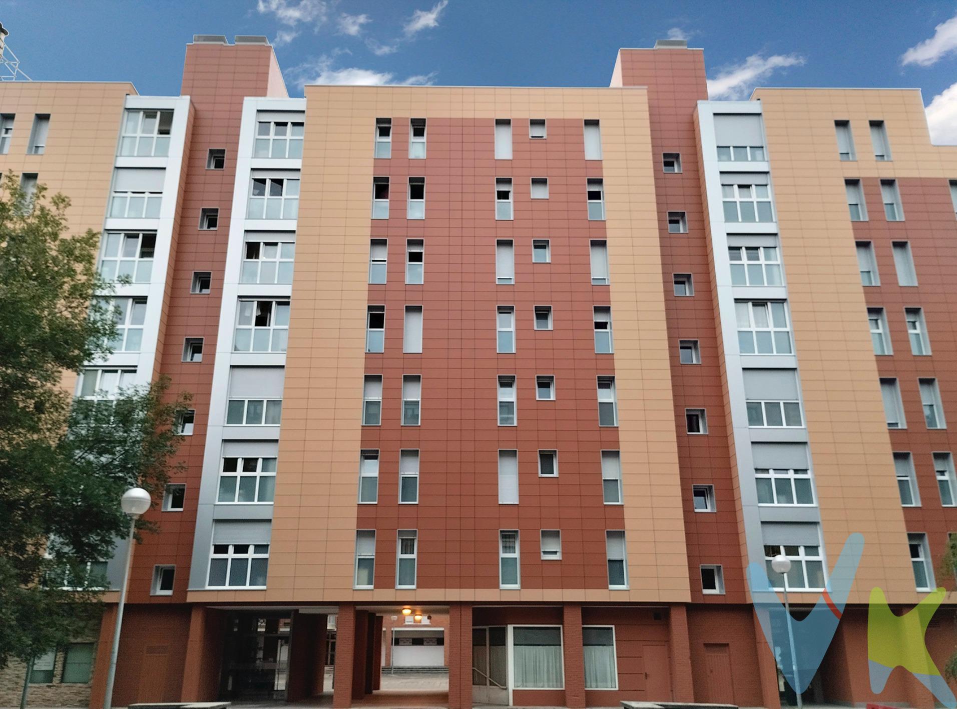 Aquí tienes un piso que no se encuentra todos los días. Amplio, luminoso y con las mejoras importantes ya hechas, para que solo tengas que preocuparte de hacerlo tuyo. Ubicado en el barrio de Ermitagaña, en una quinta altura, disfruta de una orientación este-oeste que llena cada rincón de luz natural. La fachada ventilada está recién renovada, las ventanas también y el portal ha sido reformado, así que entras con tranquilidad sabiendo que los grandes gastos ya están cubiertos. El espacio no será un problema: cuatro habitaciones, dos baños, una cocina amplia con recocina y un salón con salida a una terraza cerrada, perfecta para relajarte con un café o aprovechar como zona extra. Y si el coche es un imprescindible en tu día a día, aquí no tendrás que pelearte con las columnas: el garaje es amplio y cómodo, un lujo en Pamplona. Pisos así no duran mucho. Si te encaja, mejor llámame antes de que otro se te adelante.
