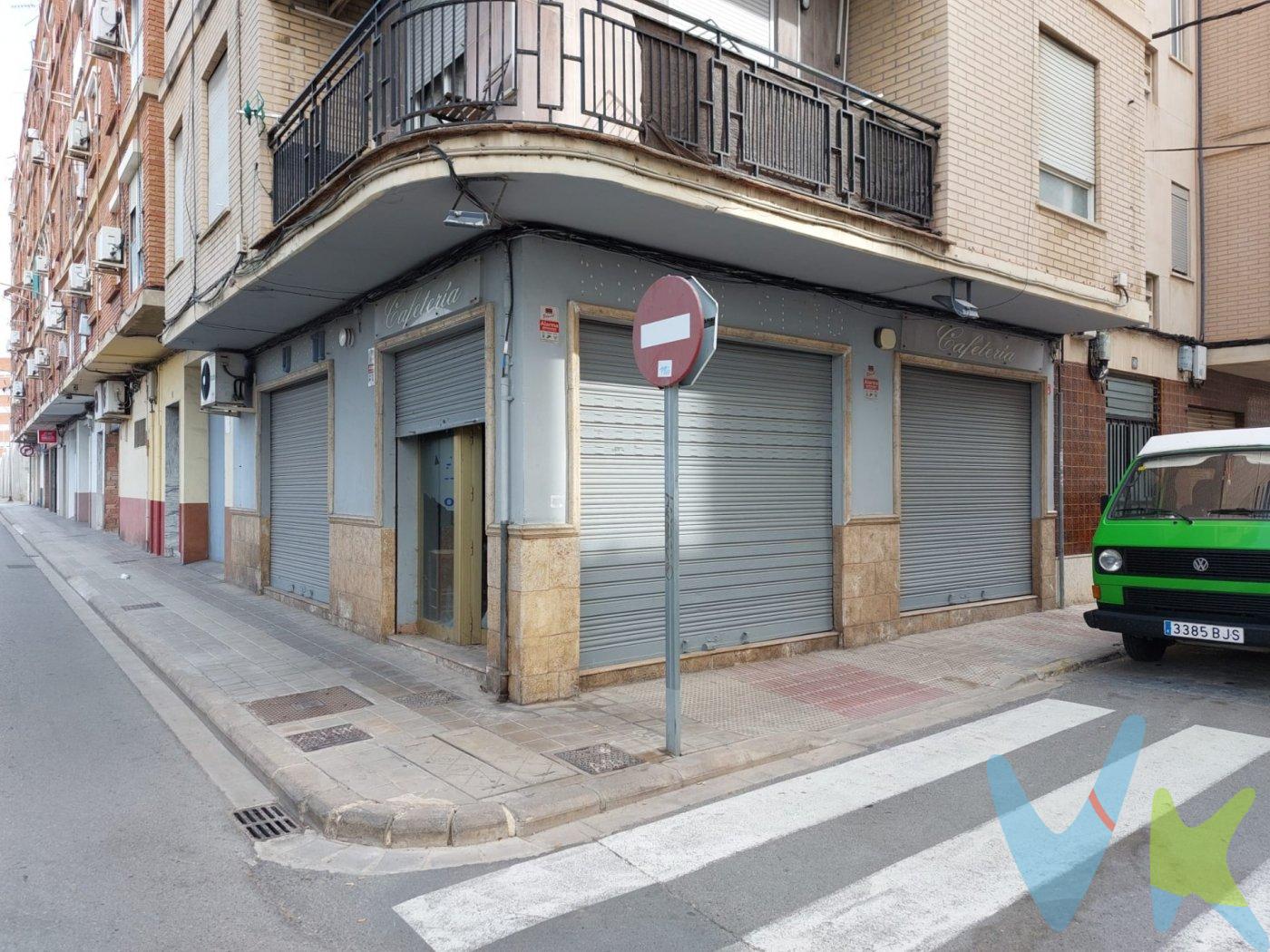 En venta bajo compatible con uso residencial en Sillal , muy próximo al centro urbano de Silla y bien comunicado con las poblaciones de la zona y de Valencia. Florit Valencia Properties comercializa en exclusiva este local en venta situado en la población de Silla. Se trata de una oportunidad única por su posiblidad de compatibilidad residencial. Este fantástico local podria tambien  ser apto para cualquier otro tipo de actividad que se precise. No lo dudes y ponte en contacto con nosotros. Silla se encuentra muy próxima a la Albufera y, de hecho, posee un puerto en el lago, dos kilómetros al este de la población. Desde allí el visitante podrá adentrarse en este parque natural. Si opta por explorar la localidad, puede comenzar haciendo un recorrido por las calles del centro, en las que se ubican numerosos ejemplos de viviendas de arquitectura modernista. Dos edificaciones notables son la antigua Casa de Correos y el antiguo Colegio Sagrada Familia. Destaca especialmente la torre musulmana insertada en el Ayuntamiento. Fechada en el siglo XII, hoy alberga una sala de exposiciones. También es interesante la iglesia neoclásica de Nuestra Señora de los Ángeles, del siglo XVIII. . 
