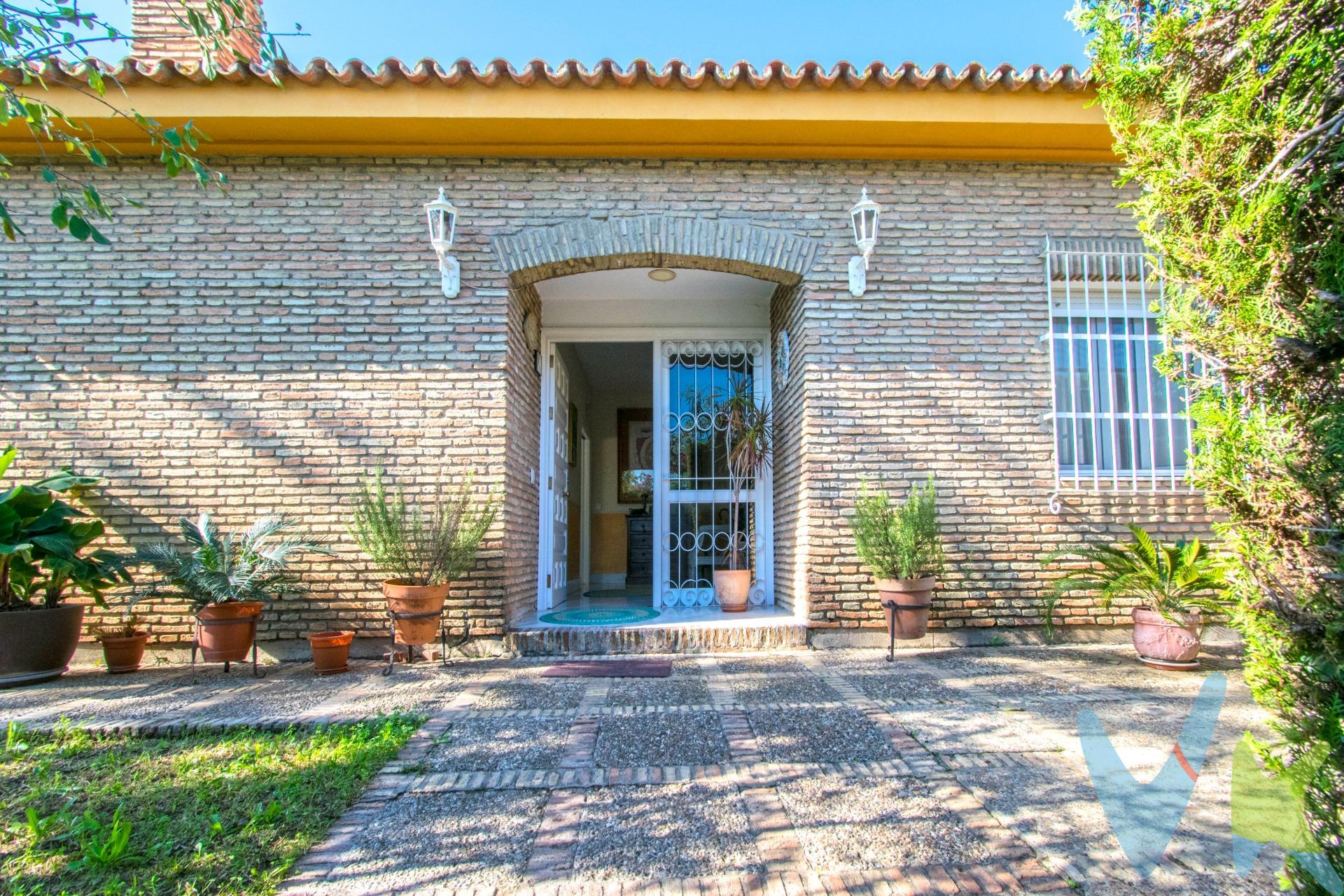 Chalet independiente en Urbanización Colina Blanca (Camas), una de las urbanizaciones más exclusivas del Aljarafe sevillano. Este hogar combina el lujo, la comodidad y la seguridad gracias a su vigilancia de 24h, garita con portero, sistema de identificación de matrículas y servicio nocturno de sereno. . En una parcela de más de mil metros cuadrados se levanta la vivienda de 280 m2 construidos con la característica principal de tener las áreas principales en su primera planta. En ella encontramos 4 de los 6 dormitorios que ofrece así como 3 cuartos de baño completos, dos de ellos en suite. . La segunda planta, que se añadió a posteriori a la vivienda, presenta otras dos habitaciones más con cuarto de baño completo y, en su acceso, una zona multidisciplinar con espacio de lavadero a parte. La entrada a la vivienda nos presenta un amplio y acogedor recibidor que nos da paso tanto a la zona de salón (conectado con un comedor independiente y el porche a un gran jardín) como cocina y habitaciones. Buenas calidades (puertas de madera blanca, suelos de mármol, estuco en paredes, placas solares..) y magnífica conexión con todas las direcciones. . Junto a todo tipo de servicios, colegios, centros médicos y comerciales. . Además, dispone en la misma urbanización de un Club social privado con 2 piscinas, pistas de tenis, paddle, fútbol y barra para eventos y celebraciones. El hogar perfecto para vivir y con garaje y aparcamiento para varios vehículos. Contáctenos sin compromiso para más información. Informamos a nuestros clientes compradores que el precio de venta no incluye lo siguiente: Honorarios de la agencia inmobiliaria, Impuestos (I. T. P. , I. V. A. o A. J. D. , en su caso) ni otros gastos de la compraventa (gastos de Registro de la Propiedad, Notaría, Gestoría ni de posible Financiación). Documento D. I. A. a disposición del consumidor según Decreto 218/2005 Junta de Andalucía.