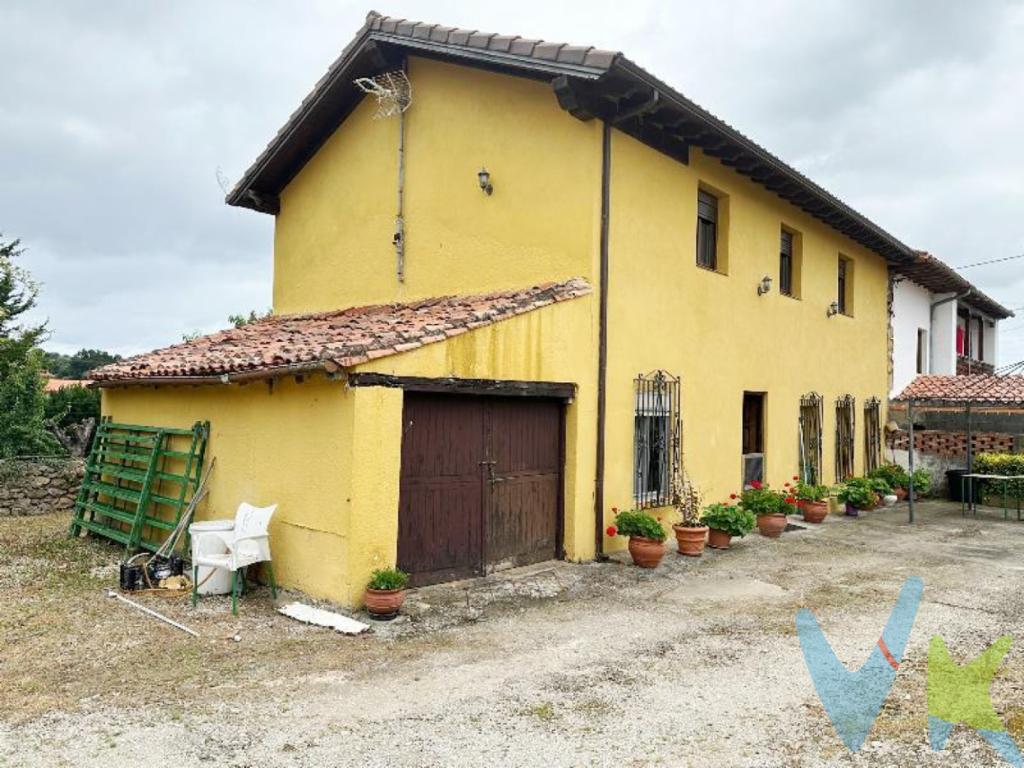 Ubicada en el pintoresco Barrio de Herrán, en el municipio de Santillana del Mar, y a sólo un kilómetro de la mundialmente conocida Cueva de Altamira, se encuentra esta hermosa casa de dos plantas, enclavada en una parcela de algo más de ochocientos metros cuadrados.Además de la propia casa, cuyo tejado fue completamente reformado hace unos diez años, dispone de un garaje cerrado y una gran pérgola que además de zona cubierta de almacenaje, se podría destinar a diferentes usos.Ideal para aquellos que buscan un refugio tranquilo o porqué no, una buena inversión para realizar una acogedora posada, con la rentabilidad asegurada, dada su proximidad a Santillana del Mar.No pierda la oportunidad de visitar esta propiedad en el corazón de Cantabria, donde la historia y la naturaleza se unen para ofrecerle una experiencia única!