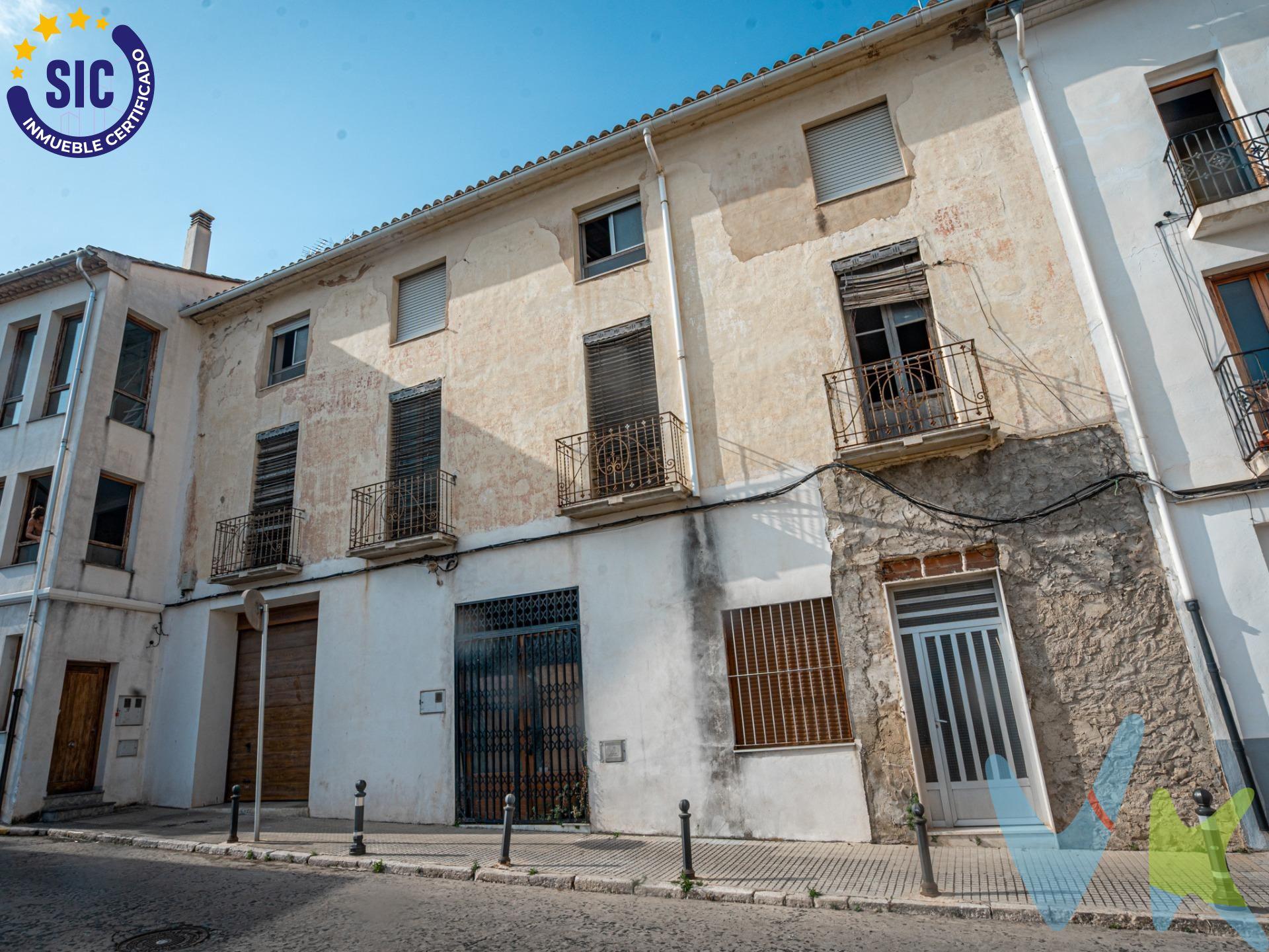 Si lo que buscas es espacio, buena ubicación y un proyecto con futuro, esta casa en pleno corazón de Oliva — justo frente a la plaza Casa de Alonso Rincón — te va a encantar. 📏 Cuenta con 493 m² registrados (aunque en la práctica son más) distribuidos en:.  🏠 Dos alturas.  🏬 Un local comercial.  🚗 Con opción de transformarlo en 3 viviendas y un garaje. La luz natural es protagonista en todas las estancias, y además dispone de dos terrazas grandes (una por planta) ideales para disfrutar del aire libre, comidas familiares o simplemente desconectar al sol. Eso sí: está para reformar, lo que lo convierte en un auténtico lienzo en blanco. Puedes adaptarlo a tus necesidades, invertir para vender o alquilar, o crear el hogar de tus sueños con espacio de sobra. Un edificio con carácter, metros de sobra y una ubicación que lo tiene todo. La descripción del presente inmueble e imágenes tienen mero carácter informativo y en ningún caso carácter contractual, pudiendo ser modificados por la inmobiliaria comercializadora sin que ello implique responsabilidad alguna frente a terceros. En el precio de venta a público, esta propiedad NO incluye los gastos de adquisición (Notario, registro, gestión, honorarios, etc…). 