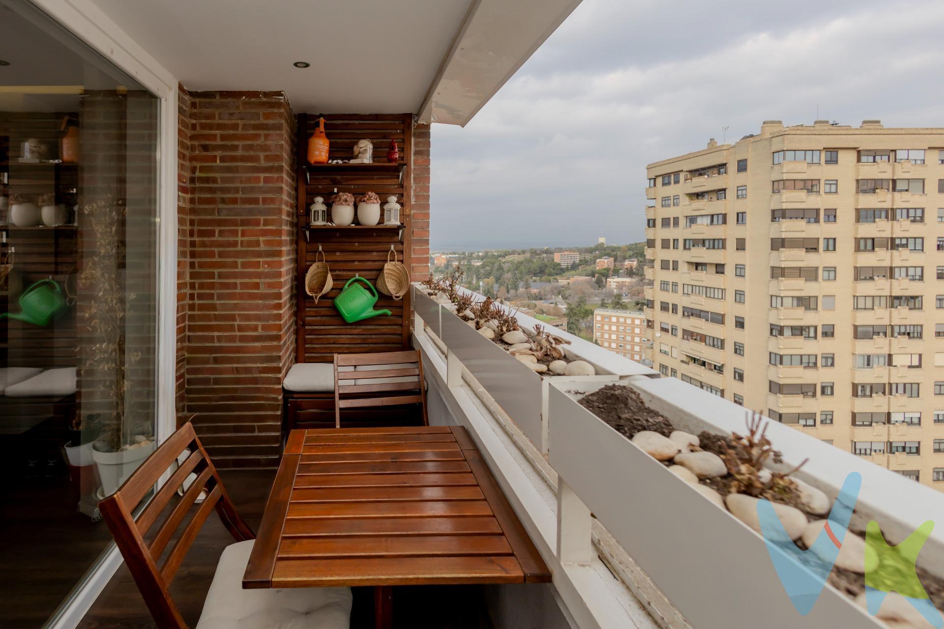 Vivir en una décima planta con vistas a todo Madrid es un privilegio al alcance de muy pocas viviendas, y esta es una de ellas. Desde el primer instante, nos encontramos con una vivienda completamente reformada y exterior con espacios amplios, vistas despejadas de la ciudad que convierte el hogar en un auténtico mirador y muchísima luz. El amplio hall de entrada nos da paso al salón independiente con terraza y comedor con enorme ventanal, se trata de una estancia generosa y elegante, perfecta para diferenciar con claridad la zona de estar y el comedor. La luminosidad, junto con el suelo de tarima, aporta una agradable calidez y continuidad visual. El comedor, separado del salón, invita a reuniones familiares y cenas tranquilas, manteniendo la independencia y el confort de cada ambiente. La cocina, amplia y funcional, se presenta amueblada y cuenta con un valor añadido cada vez más difícil de encontrar: despensa y zona de lavado independiente, ideal para quienes valoran el orden, la capacidad de almacenaje y la practicidad en el día a día. La zona de descanso está compuesta por cinco dormitorios de excelente tamaño, versátiles y adaptables a cualquier necesidad. La vivienda se completa con tres baños completos y un aseo, bien distribuidos para dar servicio con comodidad a toda la casa. El precio incluye plaza de garaje y trastero en la misma finca. Cabe destacar, además, que el edificio dispone de acceso PMR, convirtiendo esta vivienda en una opción inclusiva, cómoda y preparada para todas las etapas de la vida. Dispone de conserje, montacargas y cuarto de basuras. Ubicada en la calle Santiago Rusiñol, una vía tranquila y residencial, rodeada de edificios consolidados y zonas verdes, ofrece un entorno silencioso sin renunciar a la cercanía de servicios y excelentes comunicaciones. Ciudad Universitaria es una de las zonas más valoradas de Madrid por su equilibrio entre naturaleza, servicios y conexión, con universidades, hospitales, comercios de proximidad, metro, autobuses y rápidos accesos al centro de la ciudad. Por metros, distribución, accesibilidad y ubicación, este piso representa una oportunidad excepcional para quienes buscan una vivienda amplia, exterior y totalmente reformada. Información adicional:. •	Metros construidos según registro: 192,71 m². •	Metros catastrales: 251M2 (vivienda 180 m², parking 12 m², trastero 5 m², más elementos comunes). •	Metros útiles aproximados: 170 m². Este anuncio no es vinculante y puede contener errores. Se muestra a título informativo y no contractual. El precio publicado no incluye el mobiliario ni la decoración, ni los impuestos, ni los honorarios derivados del servicio de compra. El comprador asumirá, además del precio de compraventa, un coste adicional del 3 % del precio del inmueble en concepto de servicio de gestión, asesoramiento y acompañamiento en todo el proceso de compra; un 6 % correspondiente al Impuesto de Transmisiones Patrimoniales (ITP); los gastos de notaría, que supondrán aproximadamente entre un 0,2 % y un 0,5 % del valor de la vivienda; y los gastos de inscripción en el Registro de la Propiedad, estimados entre un 0,1 % y un 0,25 % del precio de compraventa. 📞 Contacta para más información o para concertar una visita. 