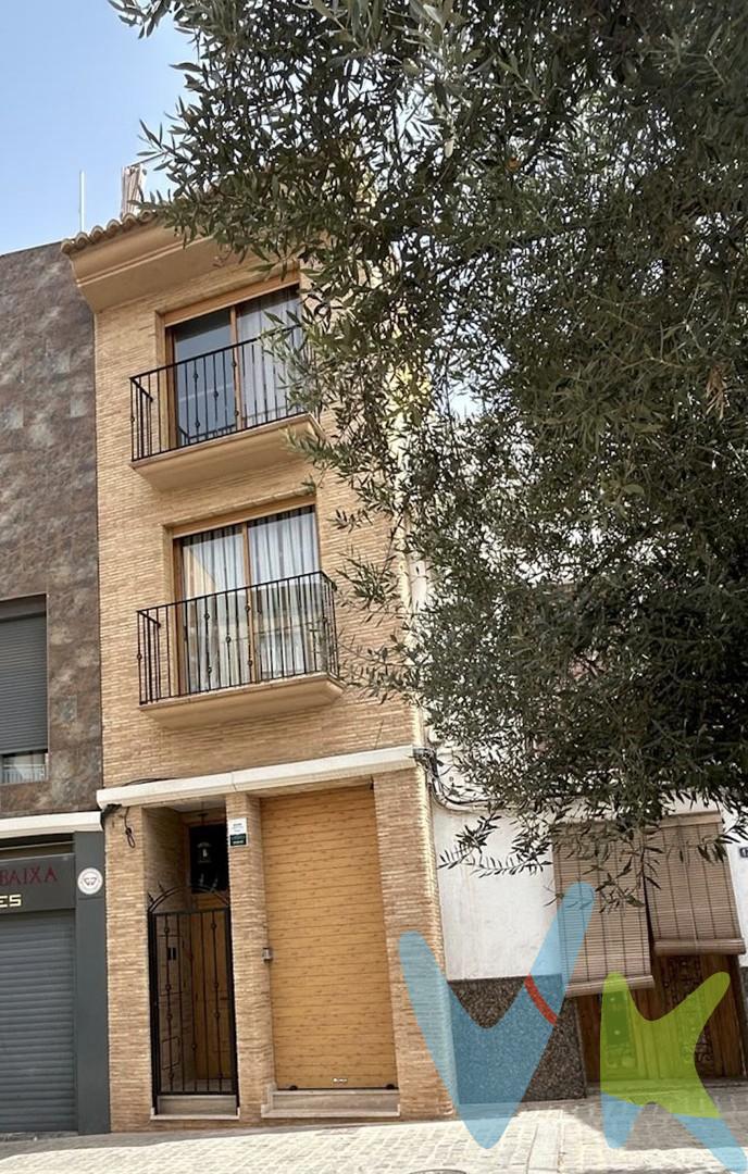 ¿Buscas una casa única en el centro de Torrent? ¿Quieres una vivienda amplia, con ascensor, terrazas y espacios independientes para adaptarlos a tu estilo de vida? ¿Buscas montar tu propio negocio en tu propia casa?....¡¡¡Esta puede ser tu futura vivienda!!!
Hay viviendas que no se pueden explicar solo por metros o habitaciones. Esta es una de ellas. Se trata de una casa muy especial, situada en pleno centro de Torrent, en una ubicación privilegiada, con todos los servicios alrededor y con una distribución poco habitual que la convierte en una propiedad con muchísimas posibilidades.
La vivienda se encuentra en una zona céntrica y consolidada, ideal para quienes quieren vivir con la comodidad de tener comercios, servicios, restauración, colegios, transporte público y todo lo necesario para el día a día a pocos pasos, sin renunciar a la independencia que ofrece una casa propia.
Desde el exterior ya se aprecia que no estamos ante una casa cualquiera. Su fachada de ladrillo caravista, sus balcones, la puerta principal de acceso y la puerta independiente situada junto a ella le dan una imagen elegante, cuidada y con personalidad. Además, la vivienda dispone de ascensor, un elemento especialmente valioso en una casa de estas características y que marca una gran diferencia en comodidad y funcionalidad.
La casa se distribuye en diferentes alturas, lo que permite separar muy bien los usos y crear espacios independientes dentro de la misma propiedad. Tiene una superficie construida aproximada de 284 m2 con una terraza adicional en torno a 30 m2. 
En la planta baja encontramos uno de los puntos más interesantes de la vivienda: una zona con acceso directo desde la calle, diáfana y con aseo, que antiguamente fue utilizada como espacio tipo taller, tienda o zona de trabajo. Esta estancia ofrece un enorme potencial para quien necesite un espacio independiente dentro de casa: despacho profesional, estudio creativo, zona de trabajo, taller, sala de reuniones, gimnasio, zona de ocio, espacio para hobbies o incluso una zona polivalente para disfrutar con familia y amigos, siempre conforme a la normativa aplicable.
Además, la vivienda cuenta con planta sótano, destinada actualmente a almacén y sin distribución interior, que amplía todavía más las posibilidades de uso. Es un espacio perfecto como zona de almacenaje, bodega, sala auxiliar, taller, zona de juegos, archivo, gimnasio o cualquier otro uso complementario que los futuros propietarios quieran darle.
La vivienda principal se desarrolla en las plantas superiores. En la primera planta encontramos la zona de día, con un amplio salón-comedor, cocina, cuarto de baño y una galería con salida a terraza. Es una planta cómoda, pensada para la vida diaria, donde salón y cocina quedan bien conectados y permiten disfrutar de espacios amplios y funcionales.
En la segunda planta se ubica la zona de descanso, distribuida en tres habitaciones y un cuarto de baño. Esta planta ofrece una distribución práctica para familias, con dormitorios independientes y buena separación respecto a la zona de día.
En la parte superior encontramos una zona tipo buhardilla, actualmente distribuida con una habitación, cuarto de baño y salida a dos terrazas. Una de ellas se encuentra vinculada a la propia estancia, mientras que la otra, situada en la parte frontal de la vivienda, es una terraza amplia, de aproximadamente 30 m², ideal para crear un espacio exterior privado en pleno centro de Torrent.
Esta planta superior es, sin duda, uno de los grandes atractivos de la casa. Puede convertirse en una suite independiente, zona de invitados, despacho privado, sala de lectura, espacio de desconexión o zona de ocio con acceso directo a terraza. Un lugar perfecto para disfrutar al aire libre, crear una zona chill out, colocar plantas, una mesa exterior o simplemente disponer de un rincón tranquilo y privado dentro de la propia vivienda.
La casa se encuentra en perfecto estado de conservación y preparada para entrar a vivir. A lo largo de los años se han cuidado calidades y acabados, destacando los suelos de escalera de mármol, diversos splits AC, la carpintería exterior de aluminio imitacion madera con cristales tipo Climalit con mosquiteras, sus cuatro cuartos de baño y una distribución pensada para ofrecer amplitud, independencia y comodidad.
Por sus características, esta vivienda es ideal para quien busca algo diferente: una casa en el centro, con ascensor, varias alturas, espacios independientes, terrazas y la posibilidad de combinar vivienda, trabajo, ocio y vida familiar en un mismo inmueble.
No es una vivienda convencional. Es una casa con personalidad, pensada para quien valora el espacio, la ubicación, la independencia y la posibilidad de adaptar cada planta a sus necesidades.
¿Quieres verla bien? No dudes en llamarnos para visitarla. Pero, como anticipo, tienes la posibilidad de realizar un tour virtual 360º para visualizarla con calma, tomar medidas, comprobar tamaños y distribuciones y, en definitiva, imaginarte viviendo en esta fantástica vivienda. Si este inmueble te gusta en la visita virtual, en el vídeo o en las fotografías, cuando lo visites personalmente podrás apreciar mucho mejor todo lo que puede ofrecer.
Por mandato expreso del propietario, comercializamos este inmueble en exclusiva, lo que garantiza un servicio de calidad, trato directo, fácil y sin interferencias de terceros. Por este motivo, se ruega no molestar al propietario, ocupantes, vecinos o personal del entorno. Muchas gracias por su comprensión.
La oferta está sujeta a posibles cambios de precio o retirada del mercado sin previo aviso. Este anuncio, incluyendo textos, fotografías, imágenes, planos o cualquier otro contenido, no es vinculante, ya que la información es proporcionada por terceros y puede contener errores. Se muestra con carácter meramente informativo y no contractual.
Las medidas, superficies y diseño del plano facilitado son orientativos. El precio no incluye los gastos de corretaje inmobiliario, impuestos, notaría ni registro.
