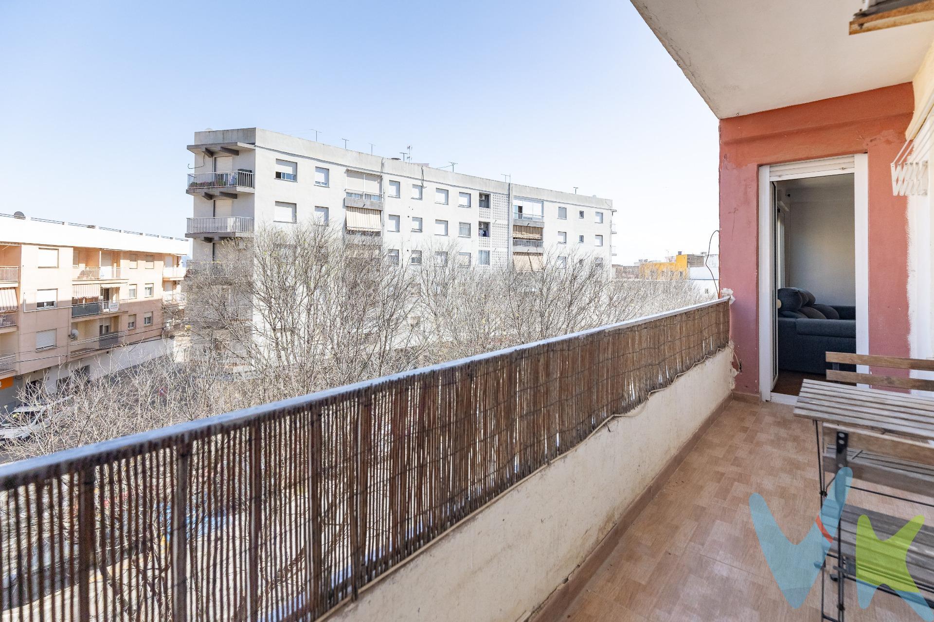 Te presentamos este encantador piso en la avenida principal de la localidad, donde la comodidad y la vida urbana se encuentran. Con 90 metros cuadrados, esta vivienda se encuentra en excelente estado de conservación y es muy luminosa, ideal para disfrutar de un ambiente acogedor. El piso cuenta con un amplio salón comedor perfecto para compartir momentos inolvidables. El dormitorio principal incluye un vestidor, brindando un espacio adicional para tu comodidad. Además, hay una habitación doble, una magnífica cocina y un baño bien equipado. Disfruta de tu propio balcón donde podrás relajarte y disfrutar de las vistas despejadas. Dispone también de galería. Los acabados son de calidad, con suelo porcelánico, ventanales de PVC climalit y puertas de roble que añaden un toque de elegancia. El piso también está equipado con dos aires acondicionados para mantenerte fresco en los días calurosos. Y no te preocupes por la movilidad, ya que cuenta con ascensor y está cerca de paradas de metro y autobuses. En las cercanías, encontrarás todo lo que necesitas: colegios, supermercados, centros médicos, farmacias, tiendas y parques, lo que lo convierte en un lugar ideal para vivir. ¡No dejes pasar esta oportunidad! Ven a visitar tu nuevo hogar en Alcudia y descubre todo lo que tiene para ofrecerte. 