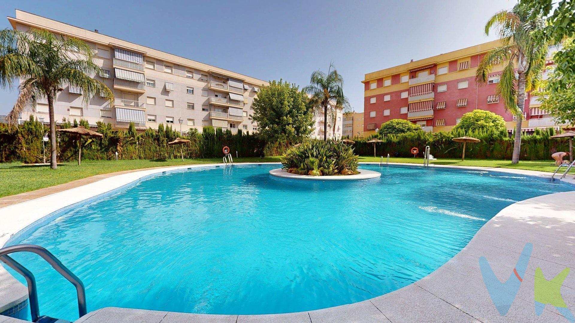 Magnífica vivienda en Arroyo del Moro. Presentamos esta espectacular vivienda situada en la demandada zona de Arroyo del Moro, con excelente acceso y rodeada de todos los servicios necesarios para tu día a día. Ubicada en un residencial privado, podrás disfrutar de piscina comunitaria y zonas infantiles, ideales para el disfrute de toda la familia. La vivienda cuenta con una distribución muy funcional:. Hall de entrada que da paso a un amplio salón independiente con salida a una terraza perfecta para relajarse al aire libre. Cocina totalmente equipada, con acceso a terraza lavadero. Pasillo distribuidor con acceso a un baño completo y a tres amplios dormitorios. El dormitorio principal dispone de un baño en suite totalmente equipado. Además, la vivienda cuenta con:. Climatización centralizada por conductos. Tres armarios empotrados que aportan gran capacidad de almacenaje. Plaza de aparcamiento y trastero incluidos en el precio. 🔹 IMPORTANTE: Esta vivienda es de Protección Oficial de Régimen General (VPO). Para poder acceder a su compra, la persona interesada deberá cumplir los requisitos establecidos por la Consejería de Vivienda de la Junta de Andalucía:. No superar unos ingresos de 5,5 veces el IPREM. No disponer de otra vivienda en propiedad. Para más información sobre la tramitación y los requisitos, estaremos encantados de atenderle y asesorarle en todo el proceso. No dejes escapar esta gran oportunidad y haz realidad tu sueño de vivir en una de las mejores zonas de Córdoba con todas las comodidades. INFORMACIÓN IMPORTANTE:. En cumplimiento de la normativa vigente, tenemos a disposición del cliente la ficha informativa de segunda o ulteriores transmisiones de vivienda. Los precios indicados no tienen caducidad, pero pueden ser alterados sin previo aviso. Los gastos de la compra, según ley (notaría, registro e impuestos), no están incluidos en el precio. Los honorarios de la agencia son del 2% más el 21% de IVA, los cuales tampoco están incluidos en el precio indicado. 