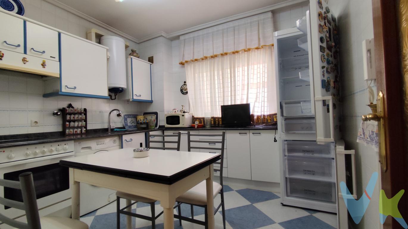 INMOBILIARIA SOLOZABAL presenta un céntrico pIso de 3 dormitorios y dos baños para entrar a vivir con trastero en calle Marques de Murrieta de Logroño. Dispone de ascensor. Orientación norte-sur-este. Calefacción central con contador individual. Suelos de parquet y gres. Carpintería exterior de aluminio con climalit e interior de madera. Exterior. Todos los servicios en el entorno.