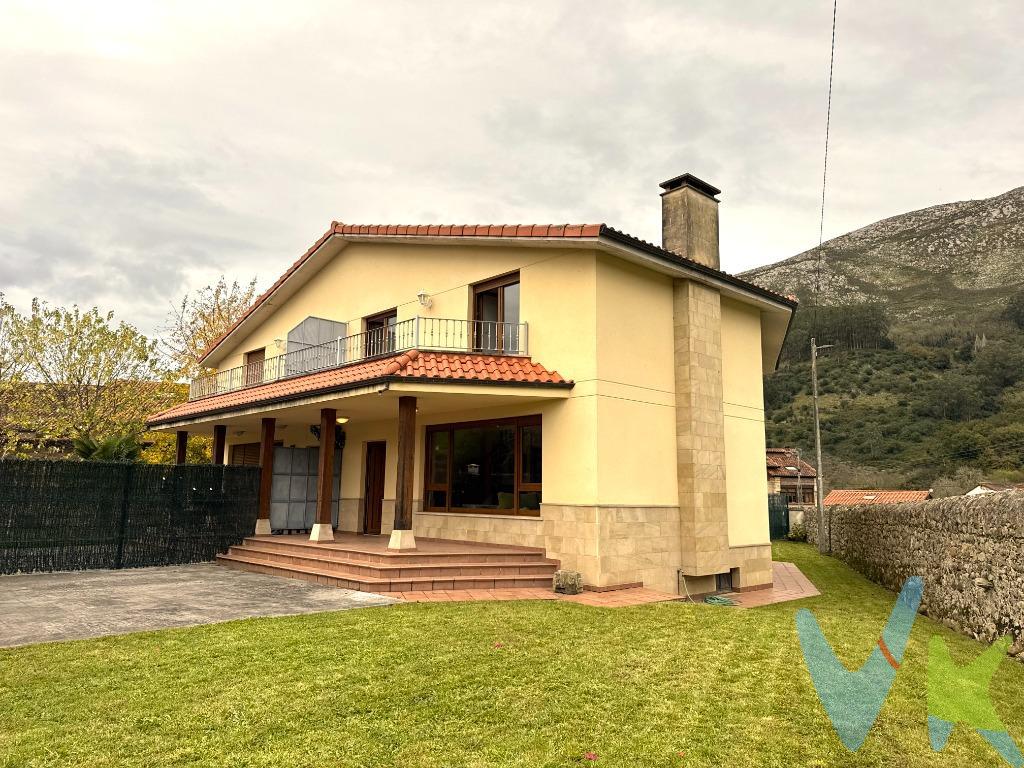 Le presentamos este magnífico chalet adosado situado en Sovilla, San Felices de Buelna, en una zona residencial muy tranquila rodeada de montañas y prados verdes que invitan al descanso y al disfrute de la naturaleza. La vivienda cuenta con un amplio jardín en la parte delantera, perfecto para disfrutar de momentos al aire libre, y un acogedor porche que da la bienvenida a este encantador hogar. En la planta baja, nos encontramos con un espacioso salón-comedor con cocina americana, ideal para crear un ambiente familiar y funcional. Además, dispone de un baño completo, una habitación que puede ser utilizada como dormitorio o despacho, y una práctica despensa con salida a la parte trasera de la vivienda, donde un pequeño jardín rodea toda la casa. Subiendo las escaleras de madera hacia la primera planta, descubrimos tres amplias y luminosas habitaciones, dos de ellas con balcón, ofreciendo vistas inmejorables del entorno natural. Un baño completo equipado con dos lavabos aporta mayor comodidad a esta planta. Además, una habitación adicional de menor tamaño ofrece la posibilidad de ser utilizada como vestidor o un acogedor estudio. Todas las estancias destacan por su amplitud y luminosidad, creando un ambiente cálido y confortable. La chimenea de leña añade un toque de calidez y tradición, convirtiendo este chalet en el lugar perfecto para crear recuerdos inolvidables en familia. Esta es una oportunidad única para vivir en un entorno natural privilegiado sin renunciar a las comodidades modernas. ¡No deje escapar esta ocasión y venga a visitar su futuro hogar en Sovilla!. Gastos de la transacción:. Compra sujeta al Impuesto de transmisiones Patrimoniales. El adquiriente se hará cargo del coste de la escritura y su inscripción en el Registro de la Propiedad.
