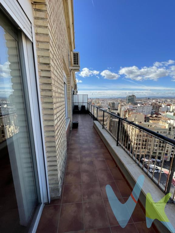 En una planta catorce de la emblemática FInca de Hierro, tenemos el gusto de proponerles esta vivienda excepcional. Se distribuye actualmente en cuatro habitaciones, salón con salida directa a un generoso balcón de 19 m2, un baño, un aseo y cocina independiente. Las vistas desde el balcón dan directamente a la plaza de San Agustín, cuya iglesia de estilo gótico es uno de los tesoros patrimoniales de la ciudad. También la misma finca tiene relevancia arquitectónica ya que, hasta finales del siglo XX, fue el edificio de mayor altura de València. En la actualidad, cuenta con un servicio de conserje de 9:00h a 13:30h y de 16:00h a 20:00h, además de un vigilante nocturno. También dispone de tres ascensores. La vivienda tiene actualmente el uso de bufete de abogados, por lo que sus estancias están adaptadas a ese desempeño profesional. Se  trata de un piso señorial, absolutamente céntrico, lleno de posibilidades tanto para convertirse en unas oficinas de renombre como para ser la vivienda soñada. Si desea visitarla, llámenos. Estaremos encantados de proporcionarle cuanta información precise o de organizarle una visita. *El precio del inmueble no incluye los honorarios de la agencia que ascienden al 3% del precio final del inmueble más su IVA correspondiente, ni los gastos de Notaría y Registro de la Propiedad (que están sujetos a aranceles y varían dependiendo del precio de escrituración), ni los impuestos (que en la Comunidad Valenciana varían dependiendo del precio del inmueble y de las características personales del comprador).  *Este anuncio tiene carácter meramente informativo.  De haber un plano, este será puramente orientativo y no vinculante.   