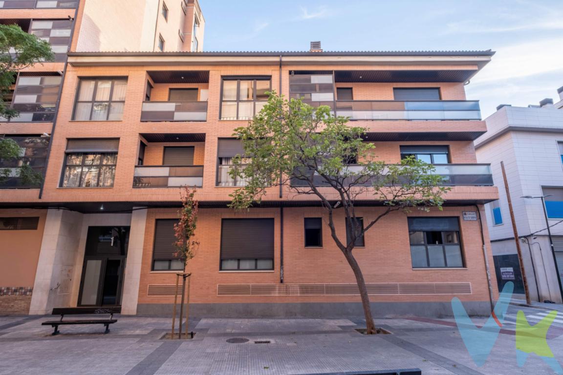 c/Roda de Isábena. Seminuevo, en un buen edificio de 2006 y en perfectas condiciones para entrar a vivir, muy cuidado. La vivienda dispone de 2 dormitorios , el principal con baño y armario empotrado, el segundo dormitorio es individual. 2 baños , cocina independiente completa y salón luminoso de 18m.  Buenas calidades, suelo de parquet, aire acondicionado,  climalit, calefacción individual a gas y muy pocos gastos de comunidad. Incluye trastero en el mismo edificio. Ideal también para inversor . Puedes hacer una primera visita entrando en el enlace de Tour Virtual. Contacta con nosotros  para más información o para concertar una visita presencial. ¿Hablamos?