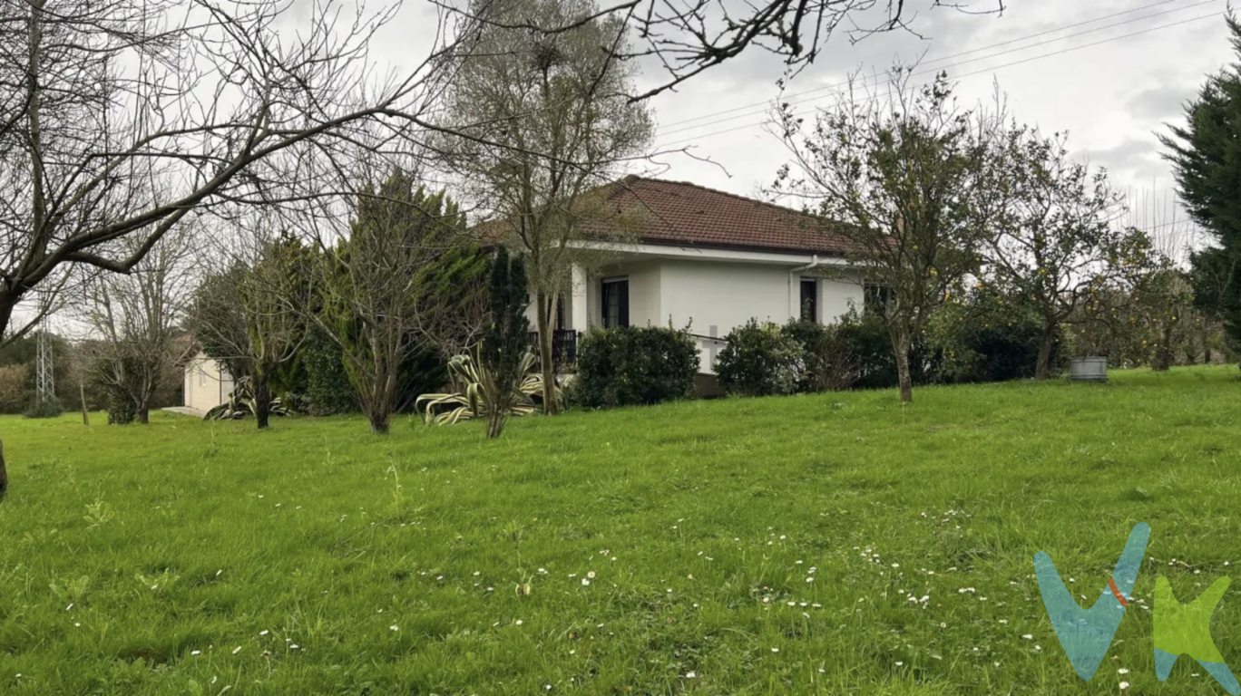 Chalet en Galizano con dos viviendas independientes y una parcela de 12.000 m2.En una de las zonas más demandadas de Cantabria, a pocos minutos de la playa, se vende chalet independiente de una sola planta en amplia parcela rodeada de naturaleza.La vivienda principal de 129 m2 cuenta con salón luminoso, cocina con salida al exterior, 3 dormitorios, 2 baños completos y trastero.La finca incluye además una segunda edificación para rehabilitar de 150m2, ideal como casa de invitados o inversión.Dispone de acceso privado, garaje doble y construcciones auxiliares.Entorno tranquilo, gran privacidad y múltiples posibilidades. Ideal como vivienda habitual, segunda residencia o inversión.