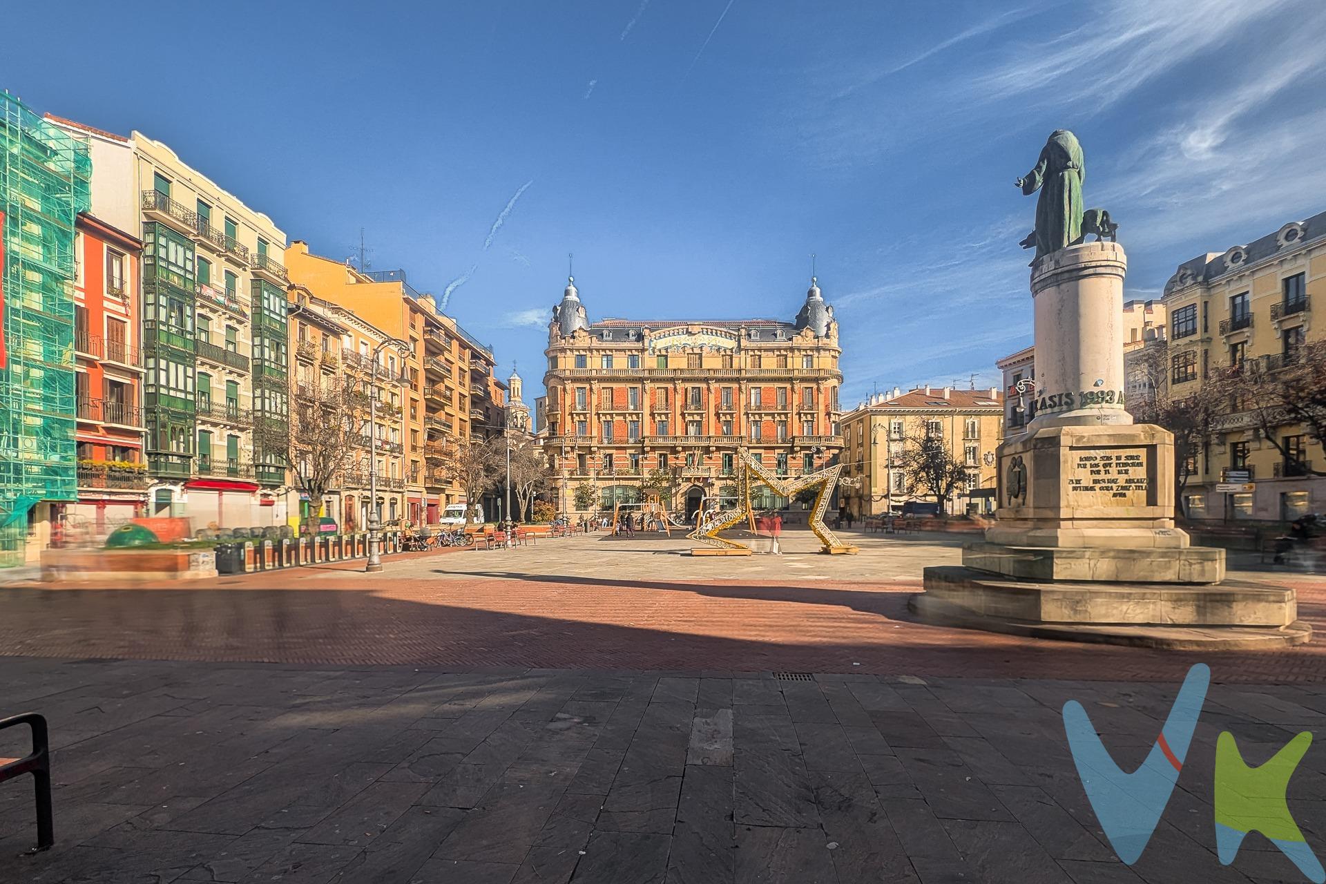 Magnífica vivienda reformada en pleno centro, ubicada en una de las calles más emblemáticas de la ciudad. Este amplio piso destaca por sus 4 habitaciones dobles de gran tamaño y  4 baños completamente reformados, dos de ellos en suite, ofreciendo el máximo confort y privacidad. La vivienda dispone de dos galerias y un balcon a la calle Florencio Ansoleaga, lo que aporta una excelente iluminación natural gracias a su orientación este. El edificio cuenta con ascensor, lo que añade comodidad y accesibilidad a la propiedad. Un hogar excepcional, listo para entrar a vivir, ideal para quienes buscan amplitud, calidad y una ubicación privilegiada. GASTOS E IMPUESTOS NO INCLUIDOS. 