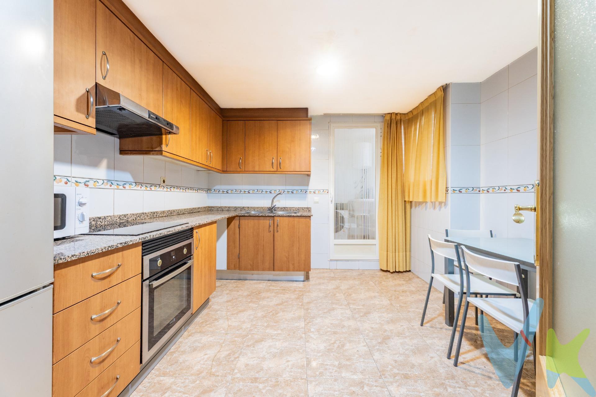 Si buscas espacio, comodidad y una terraza que marque la diferencia, esta vivienda en Onda te va a sorprender. Con 100 m² construidos, este piso destaca por su excelente distribución y por un valor diferencial difícil de encontrar: una impresionante terraza privada de 190 m² que multiplica las posibilidades de la vivienda. La vivienda cuenta con tres habitaciones dobles, todas amplias y luminosas. La habitación principal dispone de baño completo en suite con bañera, aportando privacidad y confort. Las otras dos habitaciones comparten un segundo baño completo con plato de ducha, práctico y bien ubicado. El salón es espacioso y muy acogedor, con radiadores instalados que garantizan confort durante los meses más fríos. La cocina, situada junto al salón, es amplia y funcional, con espacio suficiente para mesa y sillas, ideal para el día a día. Desde aquí se accede a una galería independiente, lo que aporta comodidad y ventilación adicional. Una terraza que lo cambia todo: 190 m² de posibilidades. El gran protagonista de esta vivienda es su espectacular terraza privada de 190 m². Un espacio único donde puedes crear:. Zona chill-out. Comedor exterior. Área de juegos. Zona para mascotas. Espacio para reuniones familiares. Incluso una cocina exterior o pérgola. En un mercado donde la mayoría de pisos apenas disponen de balcón, aquí hablamos de un auténtico espacio exterior privado que convierte esta vivienda en algo muy diferente. El precio incluye plaza de garaje y trastero, aportando un plus de comodidad y almacenamiento que cada vez es más valorado. Onda es una de las localidades más completas y bien comunicadas de la provincia de Castellón. Combina tranquilidad, servicios y entorno natural. Con su emblemático castillo, su casco histórico con encanto y su cercanía tanto a Castellón ciudad como a la costa, ofrece calidad de vida durante todo el año. Es una población con todos los servicios: colegios, supermercados, instalaciones deportivas y buena conexión por carretera, lo que la convierte en una excelente opción tanto para familias como para quienes buscan más espacio a un precio competitivo frente a la capital. La descripción y los datos del presente inmueble tienen carácter meramente informativo y en ningún caso contractual. En el precio de la vivienda no están incluidos los honorarios de agencia, gastos de compraventa y/o financiación. Por mandato expreso del propietario, comercializamos este inmueble en exclusiva compartida, lo que garantiza un servicio de calidad, un trato fácil y personalizado, una gran difusión en nuestras redes compartidas y sin interferencias de terceros. Por este motivo se ruega no molestar al propietario, a los ocupantes de la propiedad, a los vecinos o conserjes del edificio si los hubiera. Si eres una agencia, llámanos colaboraremos contigo.